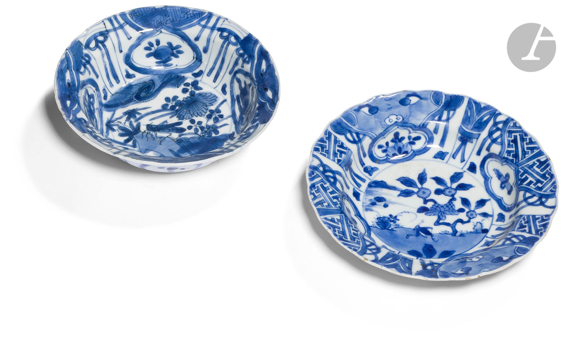 Null Dos pequeñas tazas huecas y lobuladas de porcelana azul y blanca llamadas K&hellip;