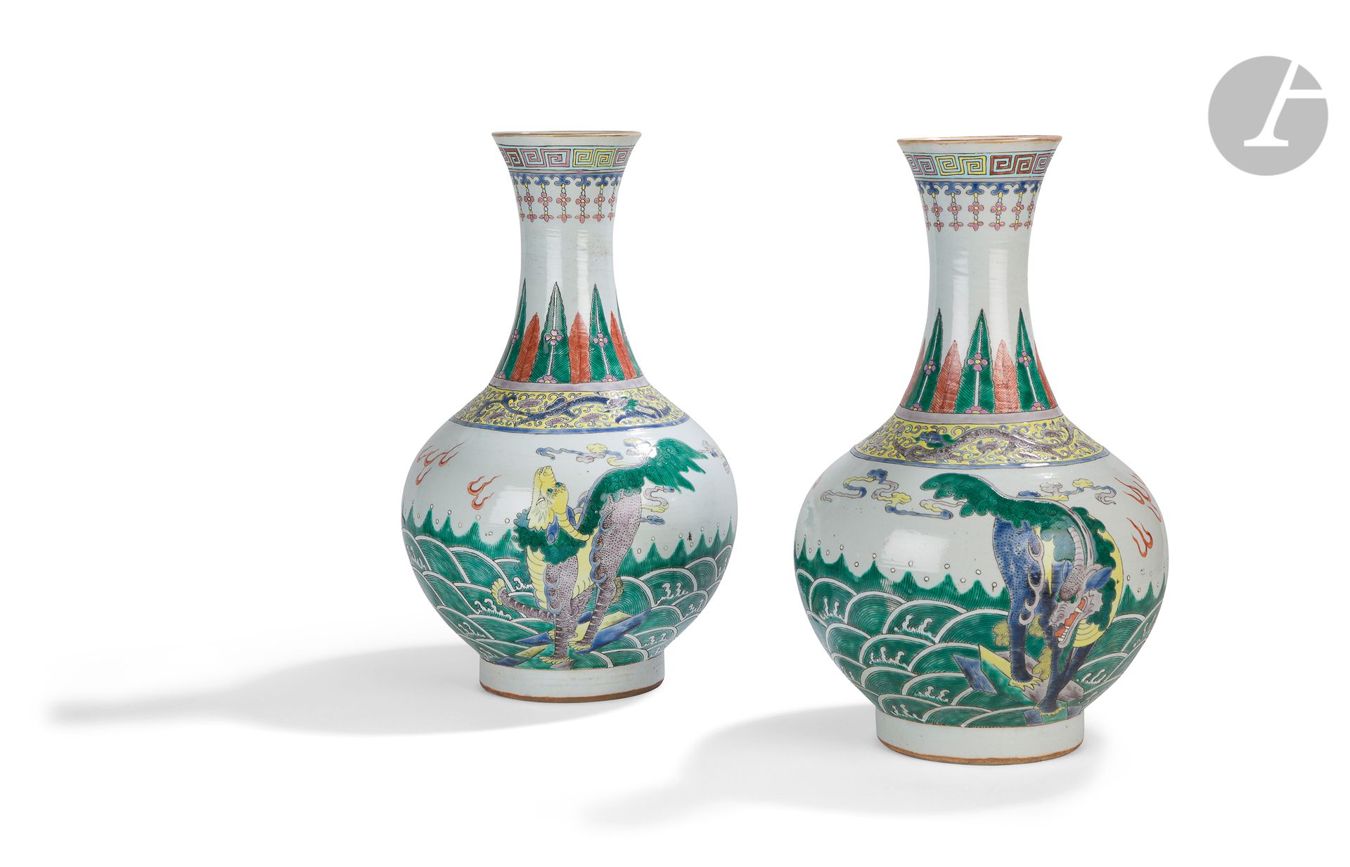 Null 一对玉兔春平瓷器花瓶装饰麒麟，中国，19世纪
用多色珐琅彩装饰的绿色家族风格的两个麒麟在海浪中的岩石上
。
肩部装饰有黄底的赤龙楣，周围有叶子，顶部是&hellip;