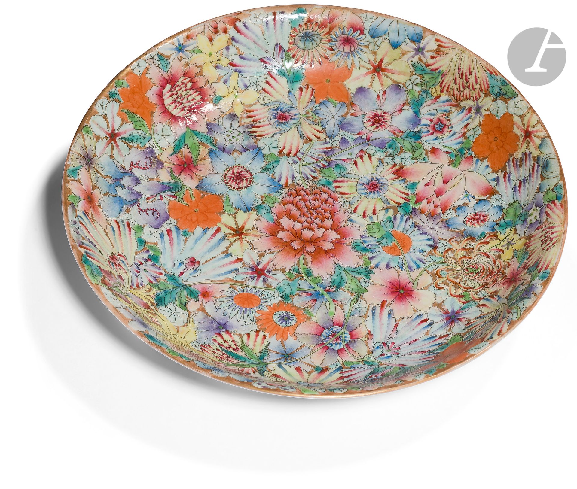 Null 千花瓷盘，中国，19世纪
用粉彩装饰各种花卉，如牡丹，百合，兰花和
菊花。
背面装饰有三个多色的花和叶子的图案。Apocryphal mark Qia&hellip;