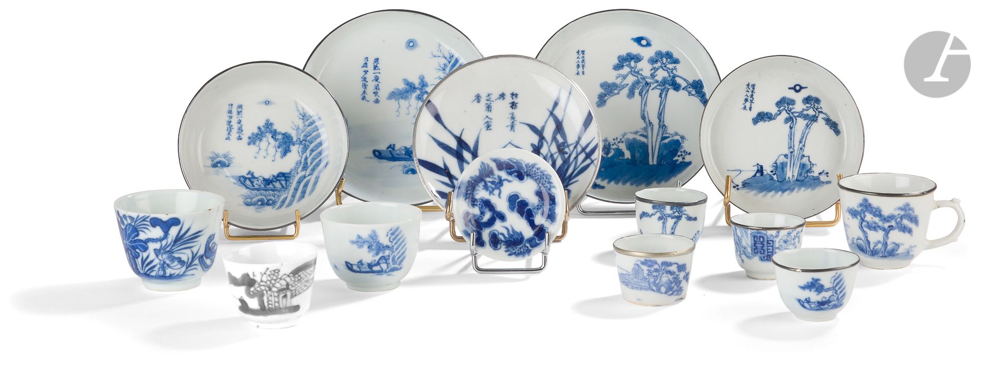 Null 一套十四件青花瓷，中国为越南，19世纪由
五个碗和一个碟子，七个雪糕和一个白瓷杯
组成，
用蓝色的釉下彩装饰各种主题，湖泊景观，渔民，亭子，植物和动物&hellip;