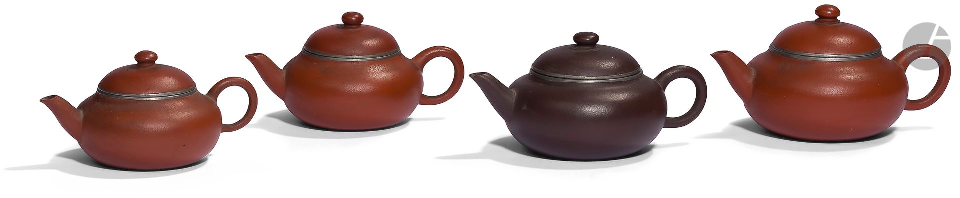 Null 
一套四只水萍茶壶，宜兴泥，中国，19世纪末-20世纪初



一个是红紫色的紫砂或紫泥，两个是深朱红色的朱砂或朱泥，还有一个是浅红色的红泥。颈部和盖&hellip;