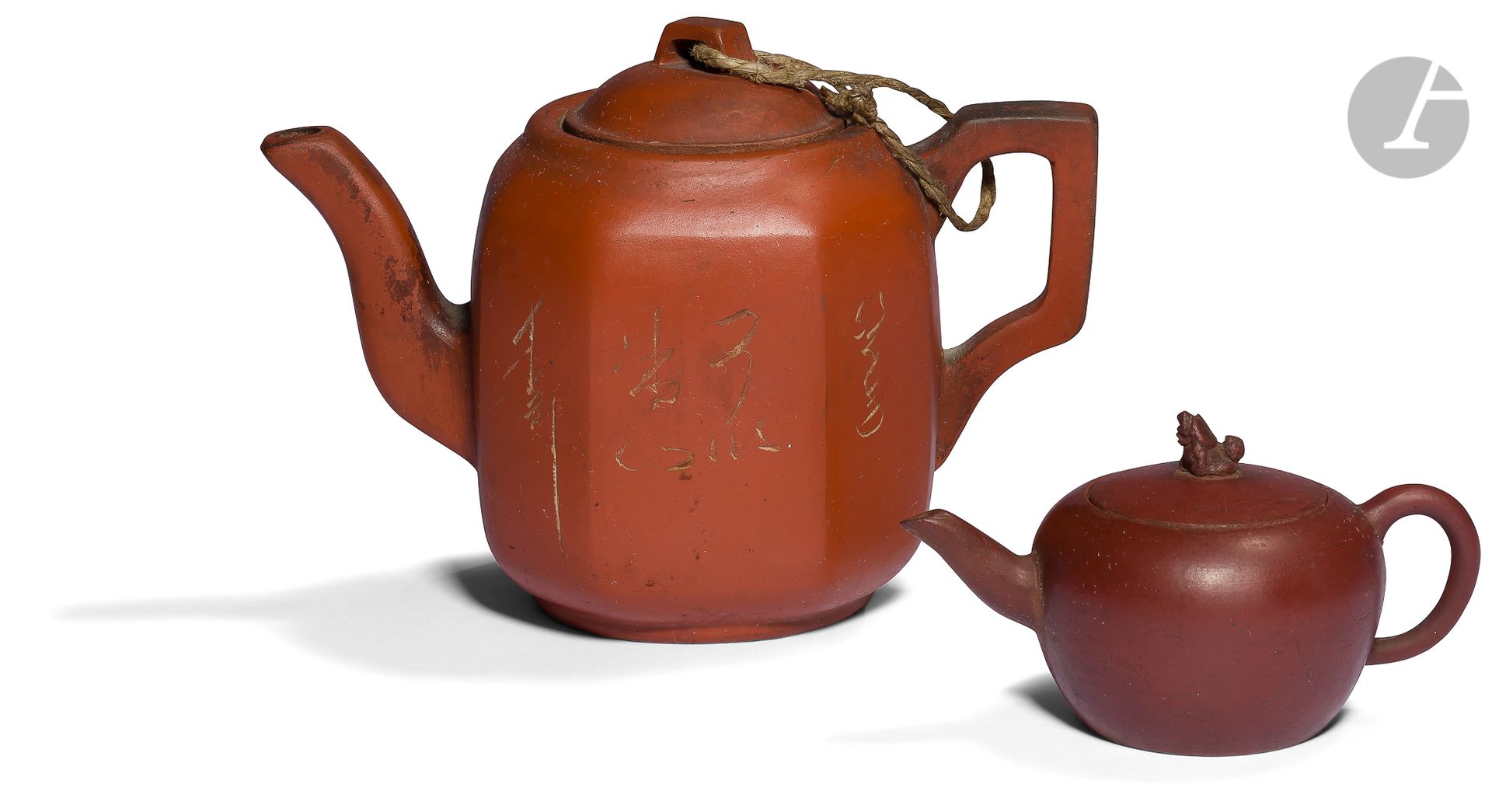 Null 两只宜兴泥质茶壶，中国，19世纪末-20世纪初一只
红泥八角形，壶身刻有竹子的装饰，另一只是朱泥的，盖子是能动狗的形状
。
两者的底部都有一个印章。
&hellip;