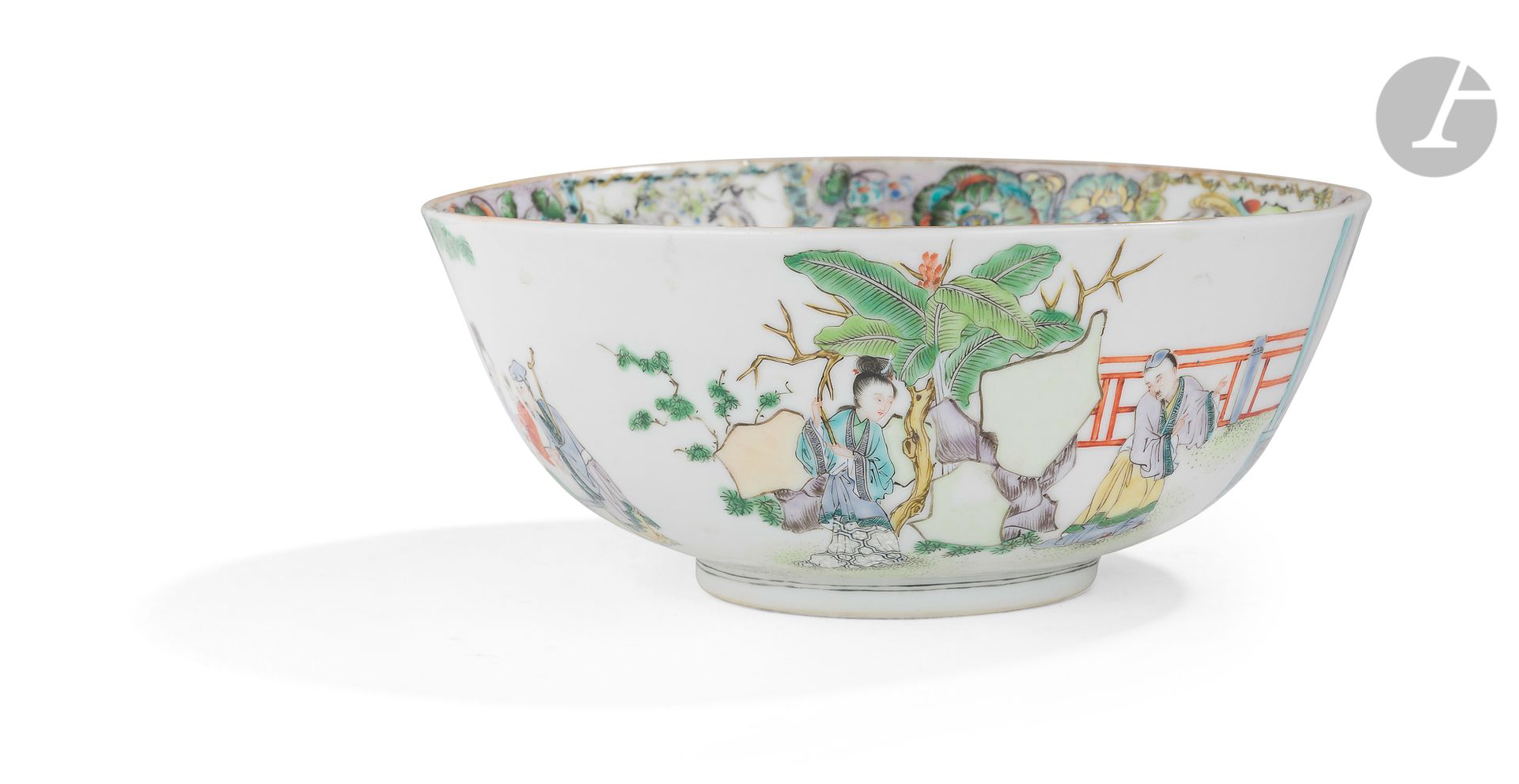 Null 珐琅彩白瓷碗，带有人物装饰，中国，19世纪这个
场景继续显示两个女人在竹子前面的花园里，一个女人和一个孩子及一个男人坐在长椅上，一个女人在香蕉树下，一&hellip;