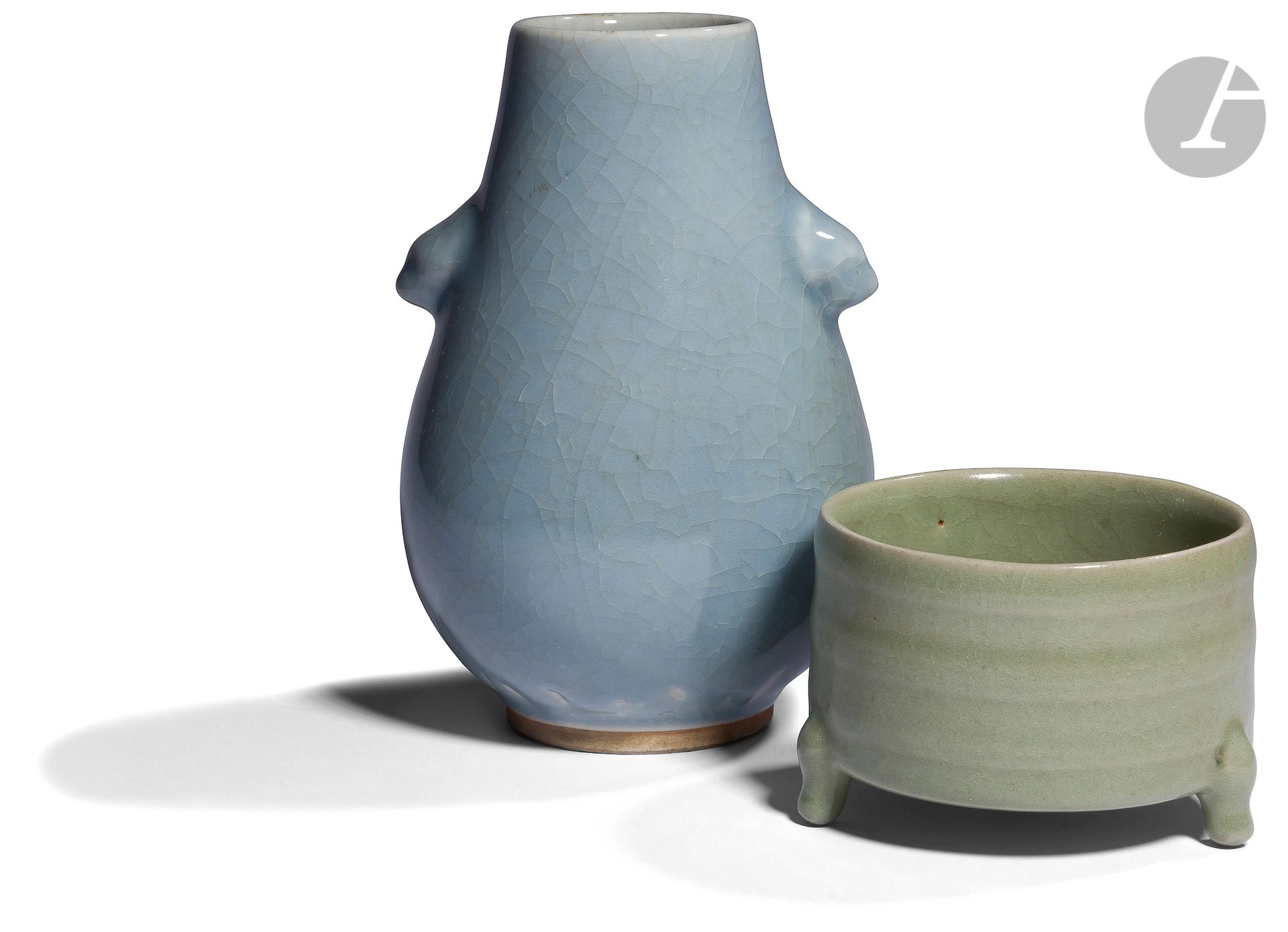 Null 花瓶和香炉，
中国浅蓝色珐琅彩花瓶和青瓷绿色珐琅彩鼎形香炉，裂纹
瓷器。
 
高度：7.6和19.5厘米
拍卖会由波蒂埃公司提供