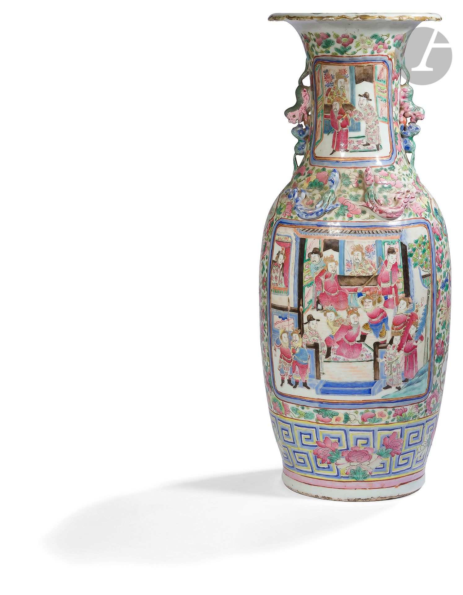 Null 瓷质芭蕾舞花瓶，中国，广州，19
世纪多色珐琅彩的粉彩风格，在花的背景上有骑兵的图案，肩部和颈部有模制的齐龙纹装饰
。
 
高度：63厘米一个
手柄被&hellip;