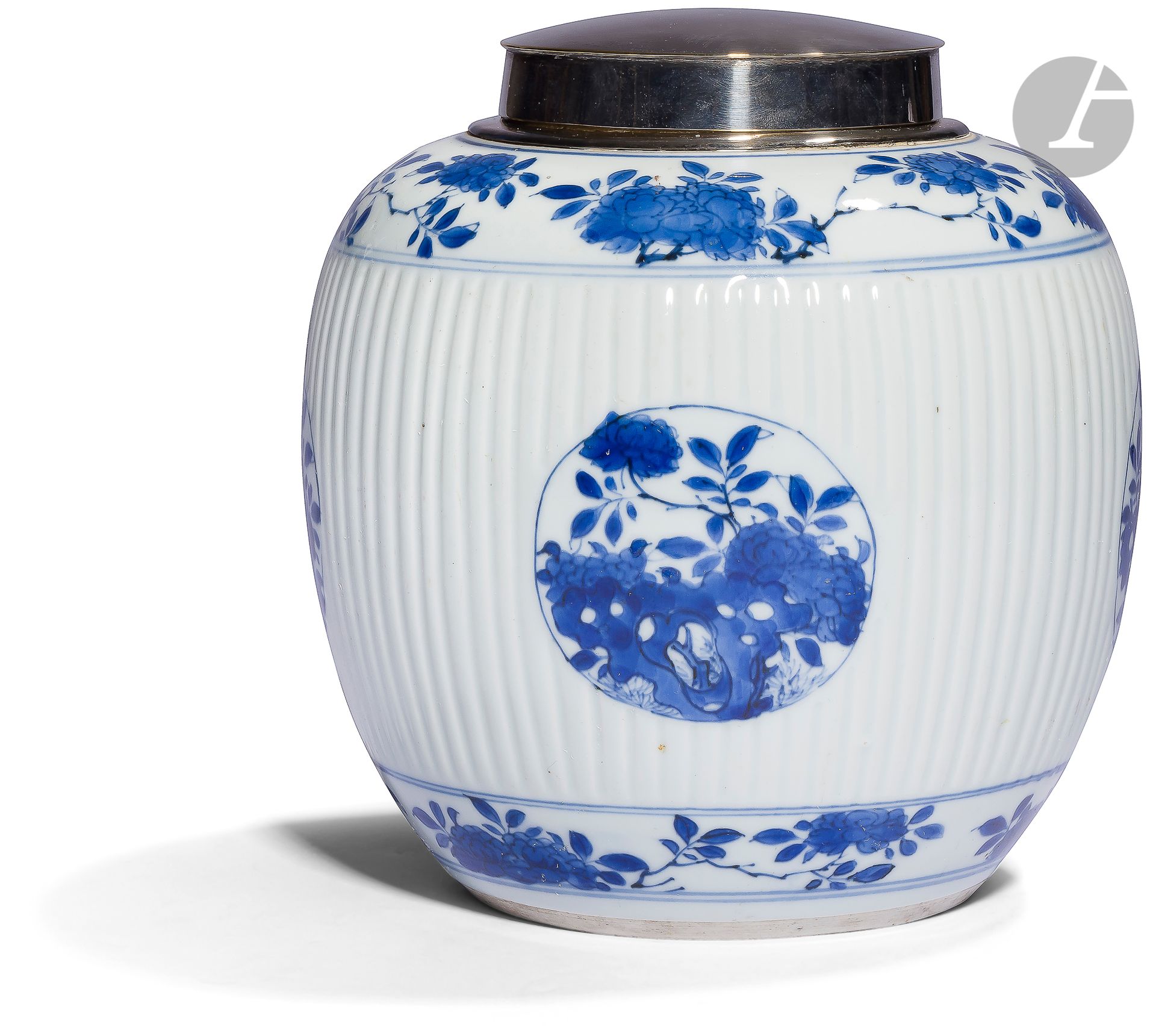 Null Eine blau-weiße Porzellan-Ingwer-Kanne und eine kleine Teekanne, China für &hellip;