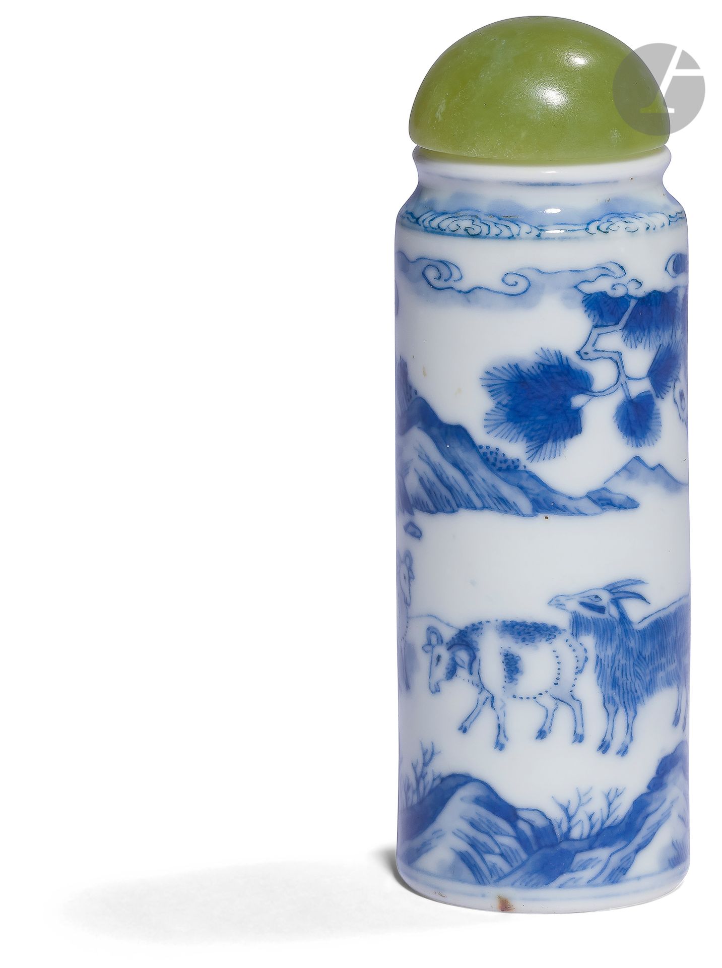 Null 青花瓷鼻烟壶，中国，19
世纪白瓷圆柱形瓶，釉下青花，连续的装饰显示了太阳下的三只公羊和山林中松树下的一个人物。三羊开泰 "的组合是一个与春天和中国新&hellip;