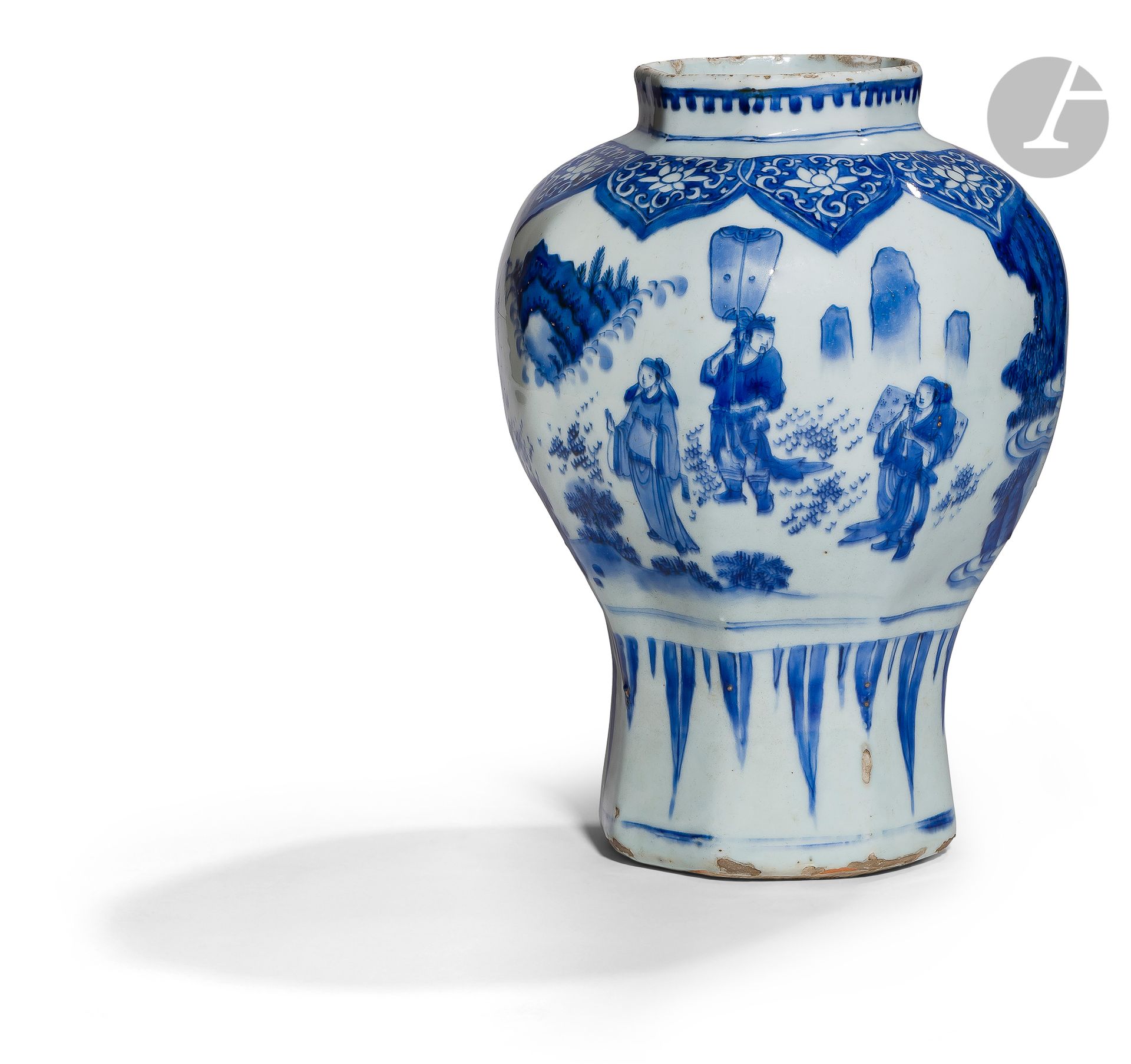 Null Vase en porcelaine blanche émaillée en bleu sous couverte, Chine, époque Tr&hellip;