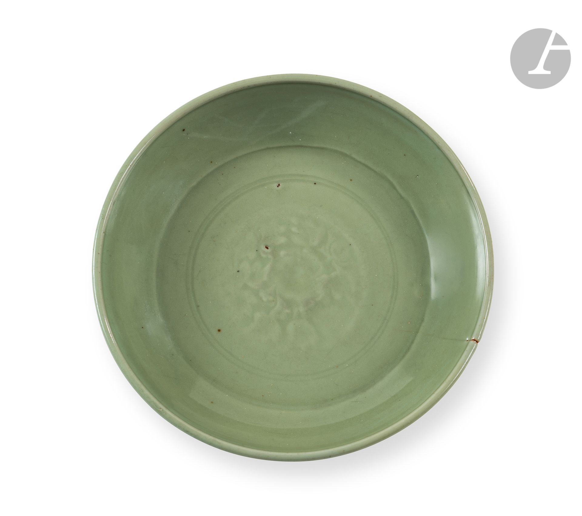 Null 青花瓷盘，中国，明代，15-16世纪
橄榄绿盖子中间有釉下刻花图案
的装饰。
底部显示出一圈红色色调的未上釉的饼干。
直径：28
厘米 边缘有烧制
裂&hellip;