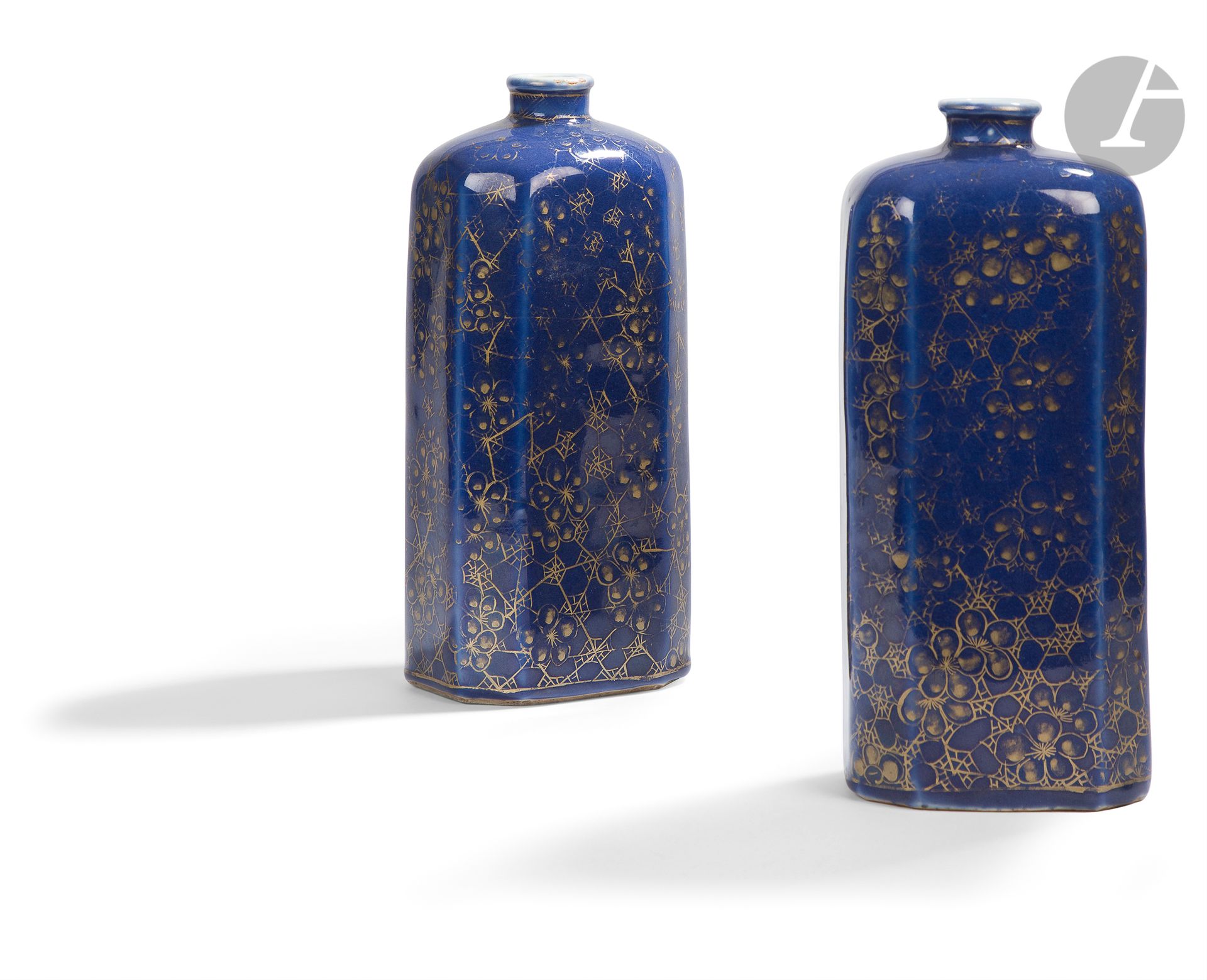 Null 一对粉蓝瓷瓶，中国，18
世纪八角形截面，粉蓝珐琅在碎玻璃背景上的梅花镀金装饰中得到加强
。
无釉饼干的脚。
高度：28厘米