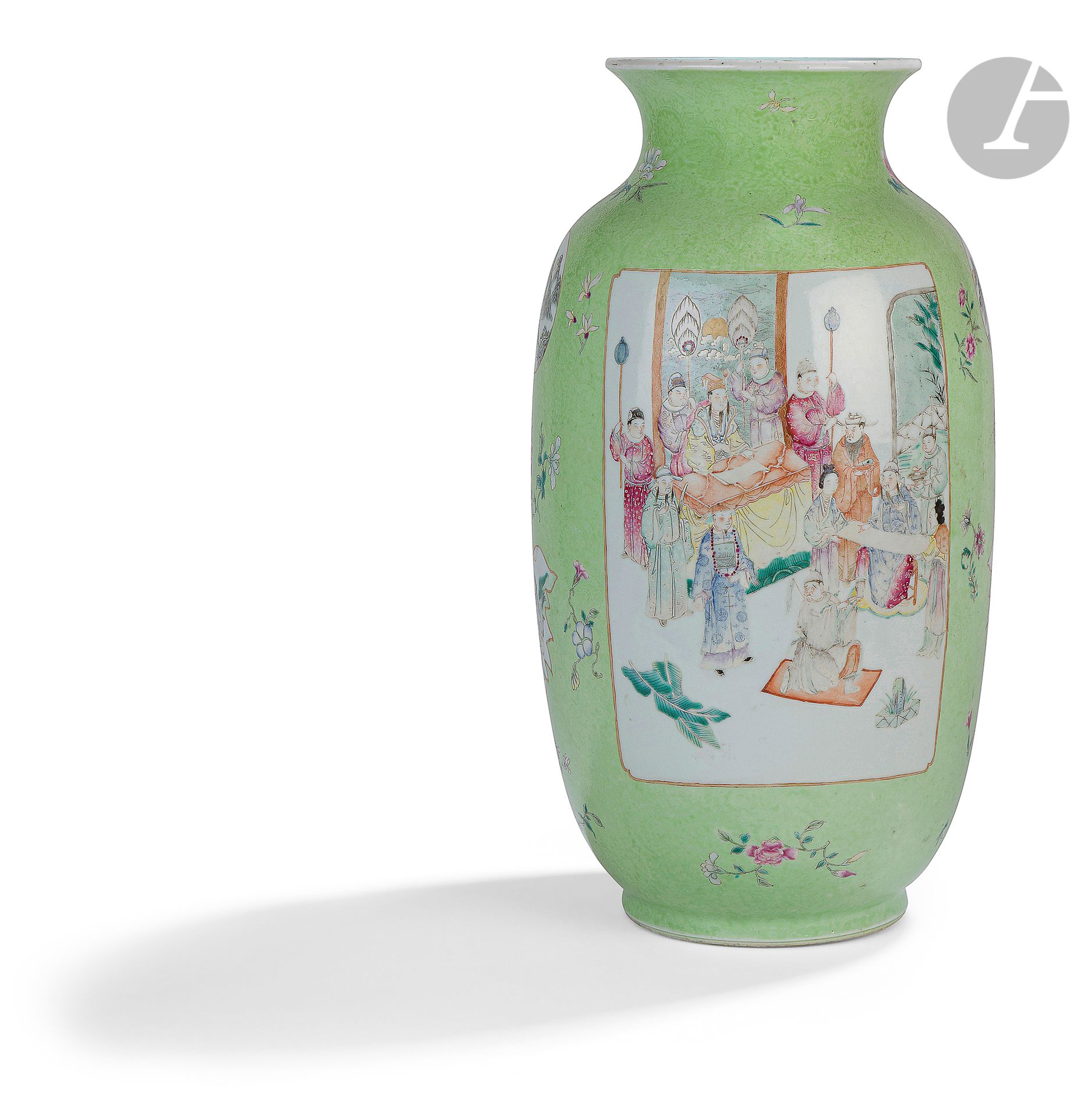 Null 绿地瓷灯笼形邓龙尊花瓶，中国，19世纪 釉上彩
装饰有风格化的卷轴和多色珐琅花，卵形的瓶身装饰有两个长方形的卡图，用粉彩装饰中国古典传说中的场景。三国&hellip;