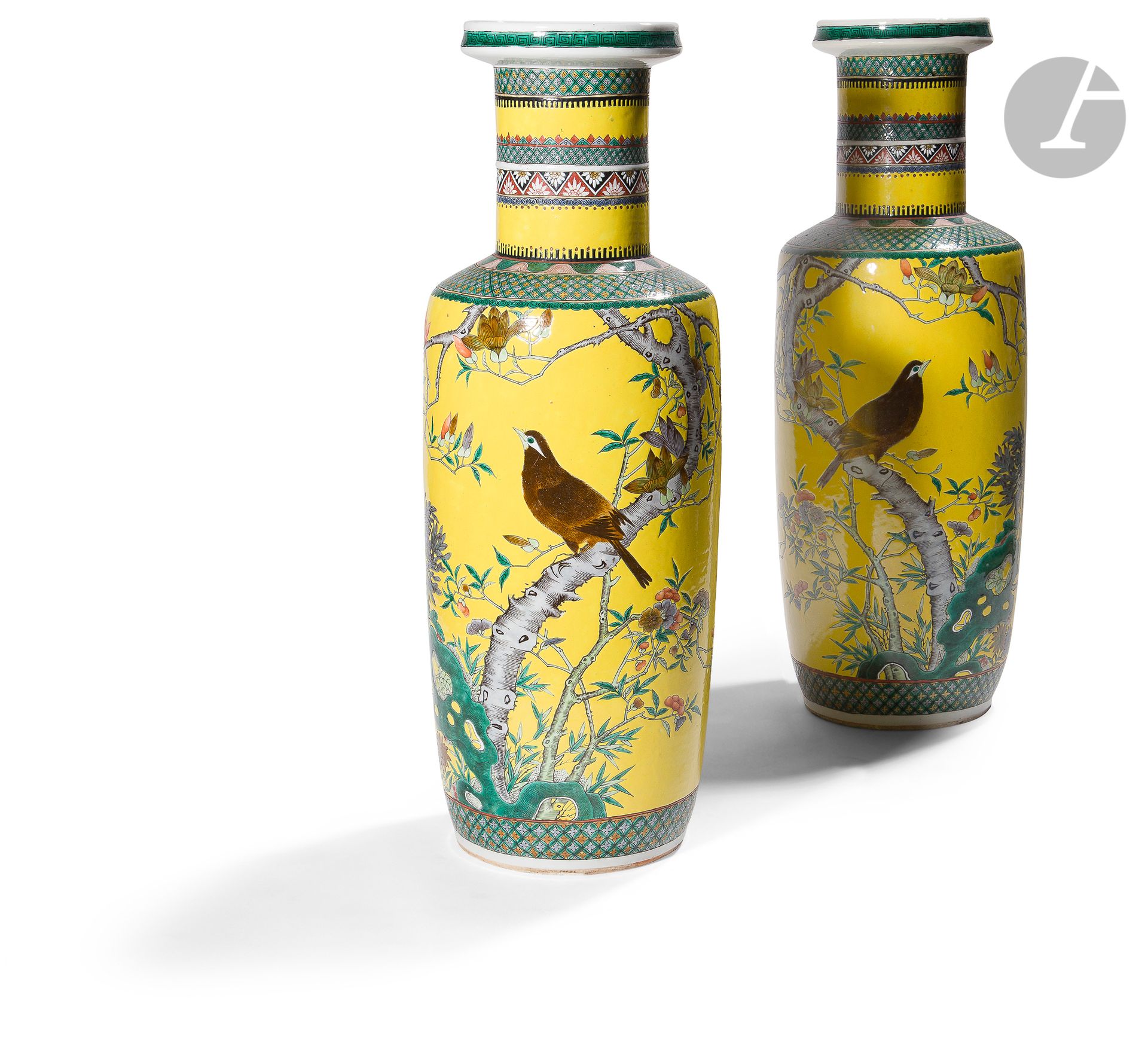 Null 一对Bangchuping或卷轴瓷瓶，黄色珐琅背景，中国，19世纪末-20世纪
初用多色珐琅装饰花枝和岩石上的鸟
。
颈部装饰有各种几何图案、波浪和风&hellip;