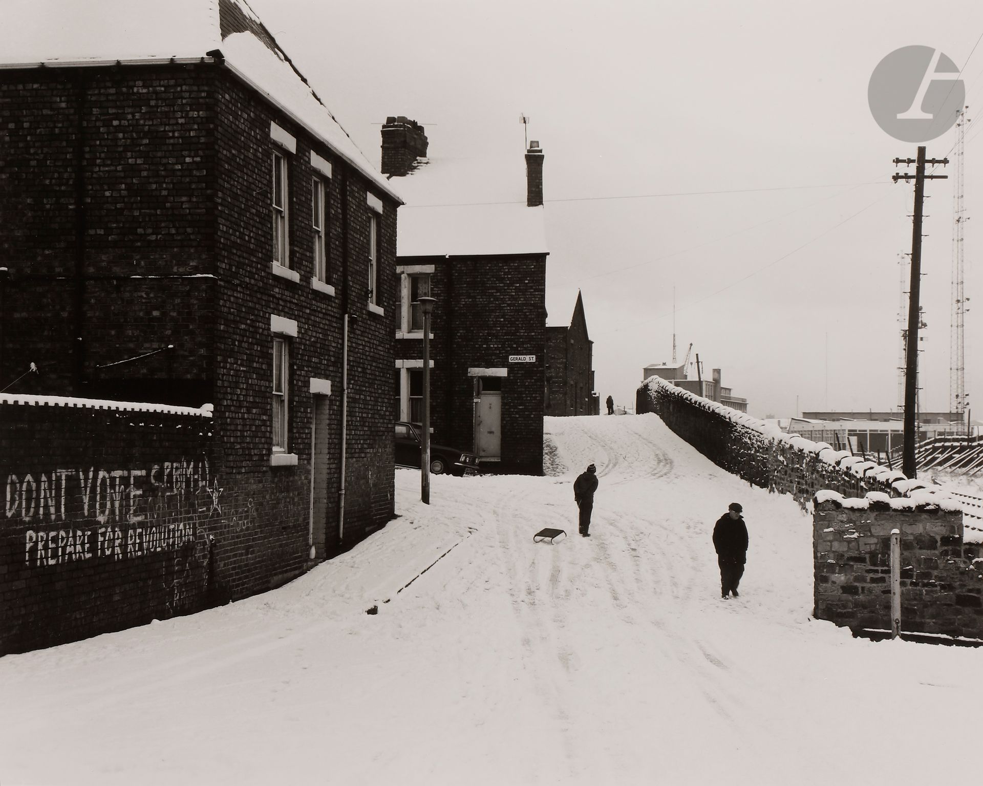 Null *Chris Killip (1946-2020)
Wallsend in the snow. Tyreside, 1976. 
Épreuve ar&hellip;