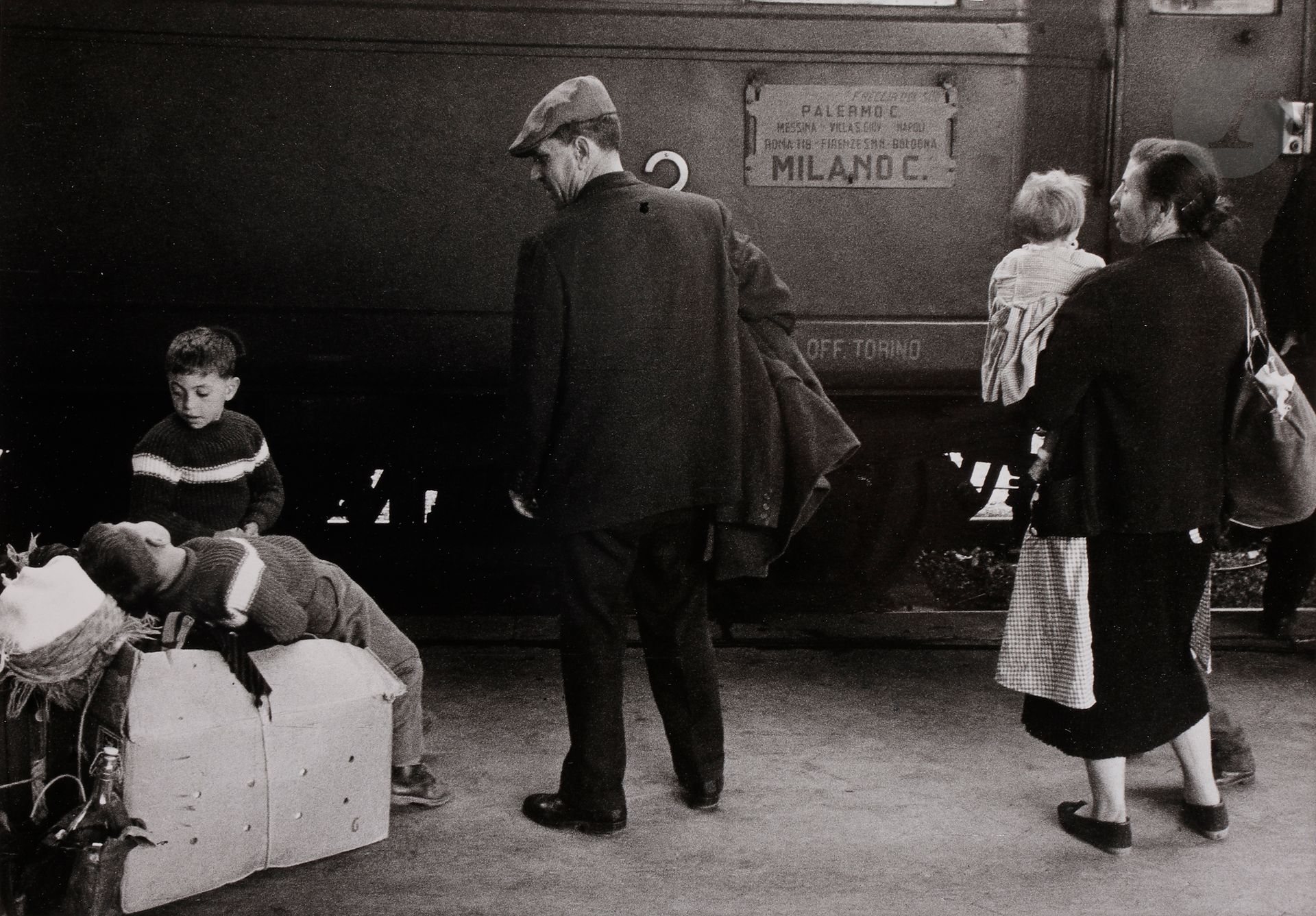Null *Enzo Sellerio (1924-2012)
Migrants à la gare de Palerme, 1960. 
Épreuve ar&hellip;