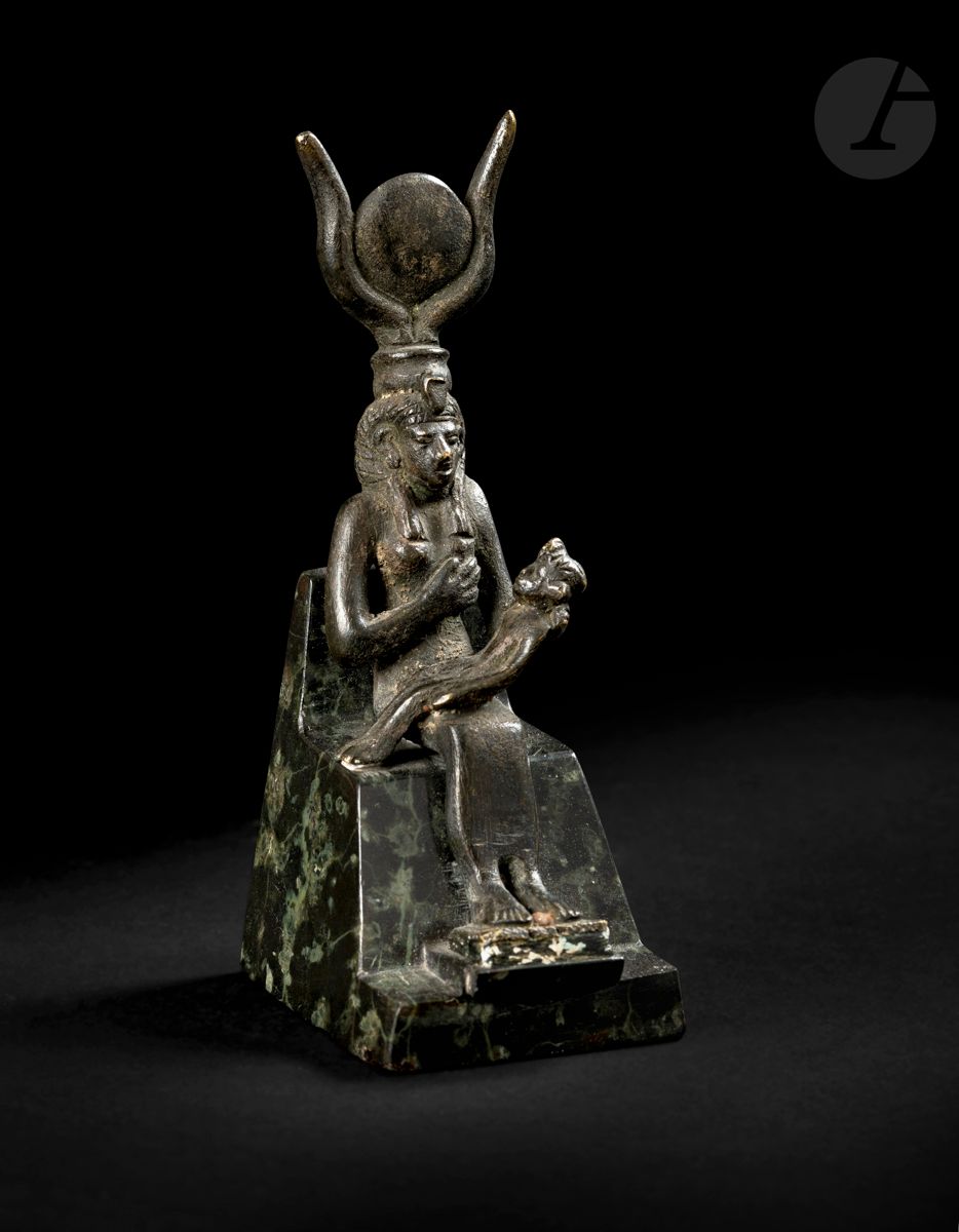 Isis amamantando a Horus. Un cabello bellamente cincelado. Egipto, periodo  tardío. De bronce. Altura : 12 cm