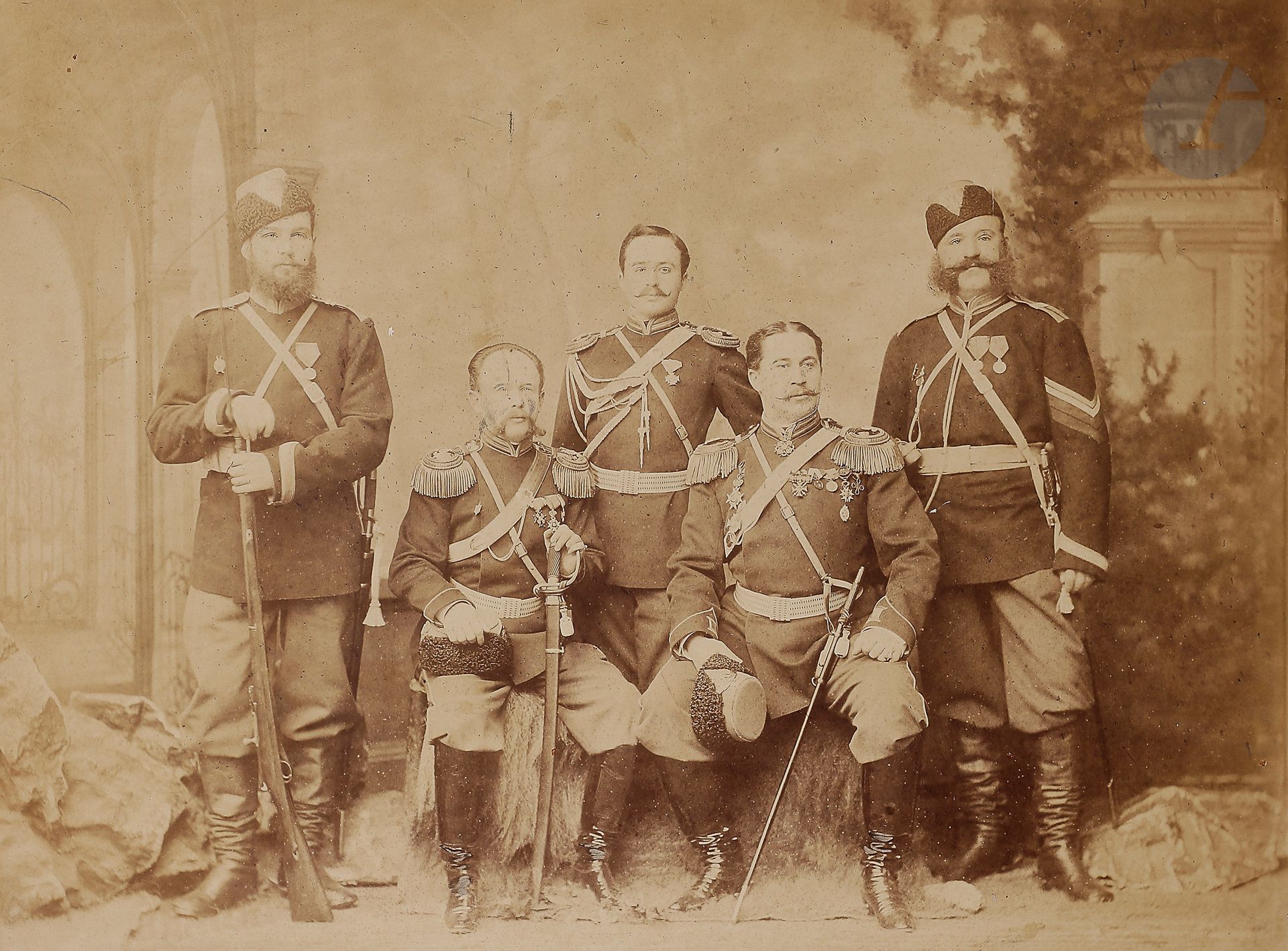 Null Benque & Co. 约1885年拍摄的骑兵队
军官和士官的照片：两名高级军官坐在前台，右边的是一名上校（可能），他被授予圣弗拉基米尔剑和结以及荣&hellip;
