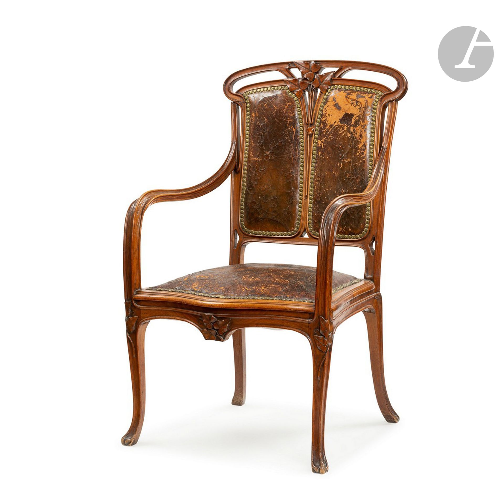 Null 
路易斯-马约雷尔（1859-1926）在南希的作品

常春藤

桃花心木扶手椅，有棱角，有模具，有雕刻。

背面模拟植物交错，并在高处雕刻了标题装饰&hellip;
