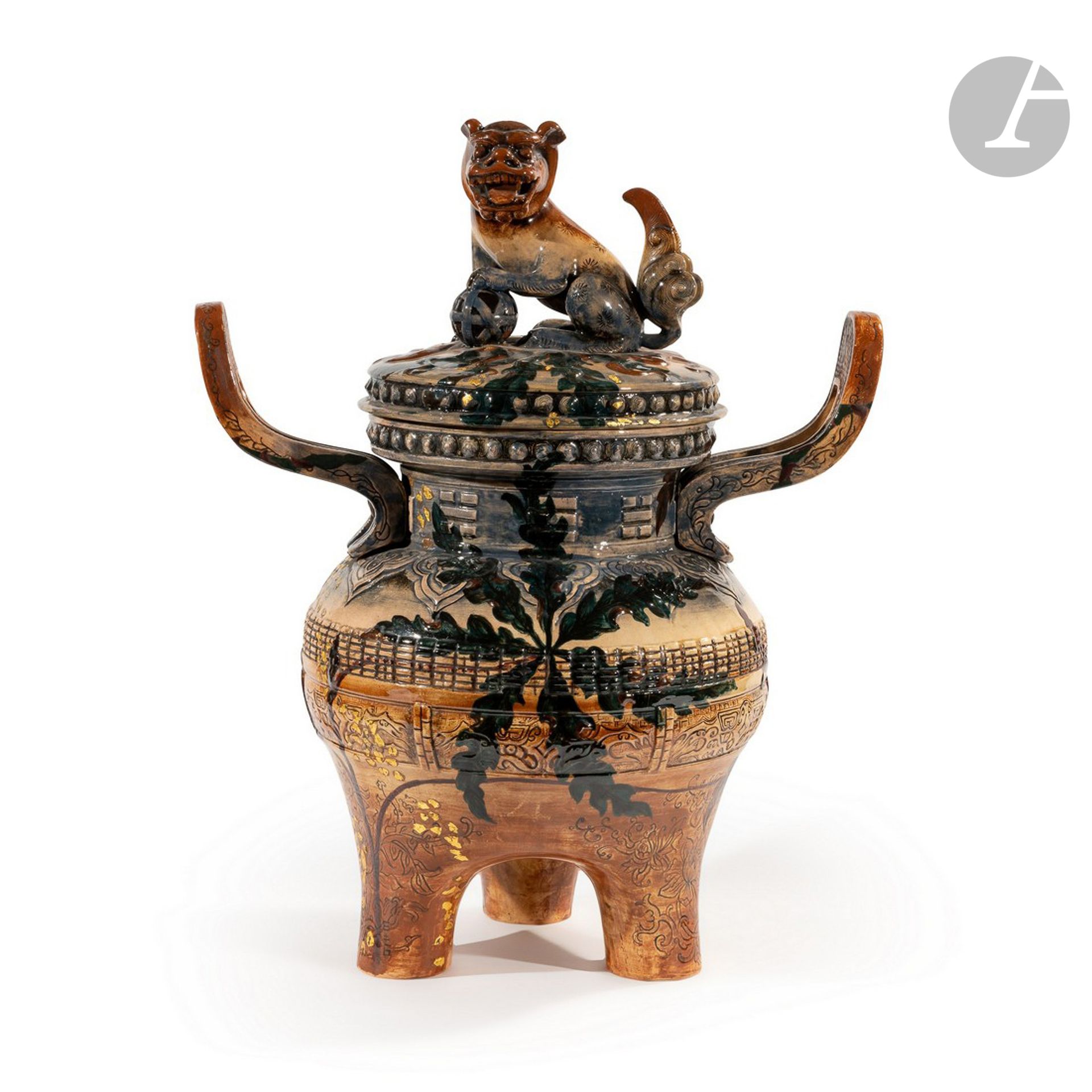 Null 
埃米尔-加莱(1846-1904)

能犬、牡丹和古朴的图案

特殊而重要的盖罐，有两个分离的把手，让人联想到鼎立的李氏香炉。

多色釉陶瓷证明，在&hellip;