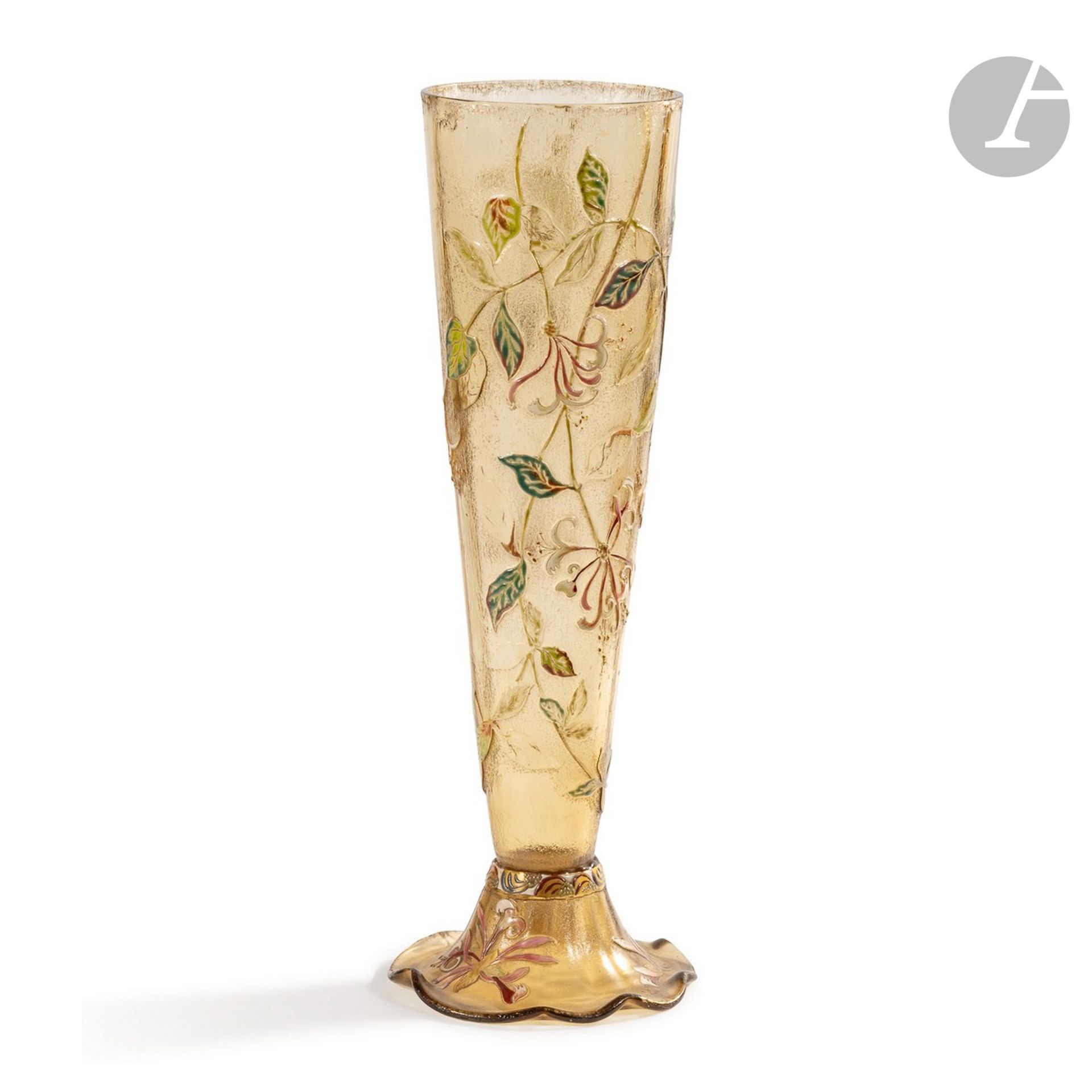 Null 
埃米尔-加莱(1846-1904)

金银花 Lonicera

罕见而重要的牛角花瓶，安放在截顶的圆锥体底座上，有一个多叶的边框。

棕色烟熏玻璃&hellip;