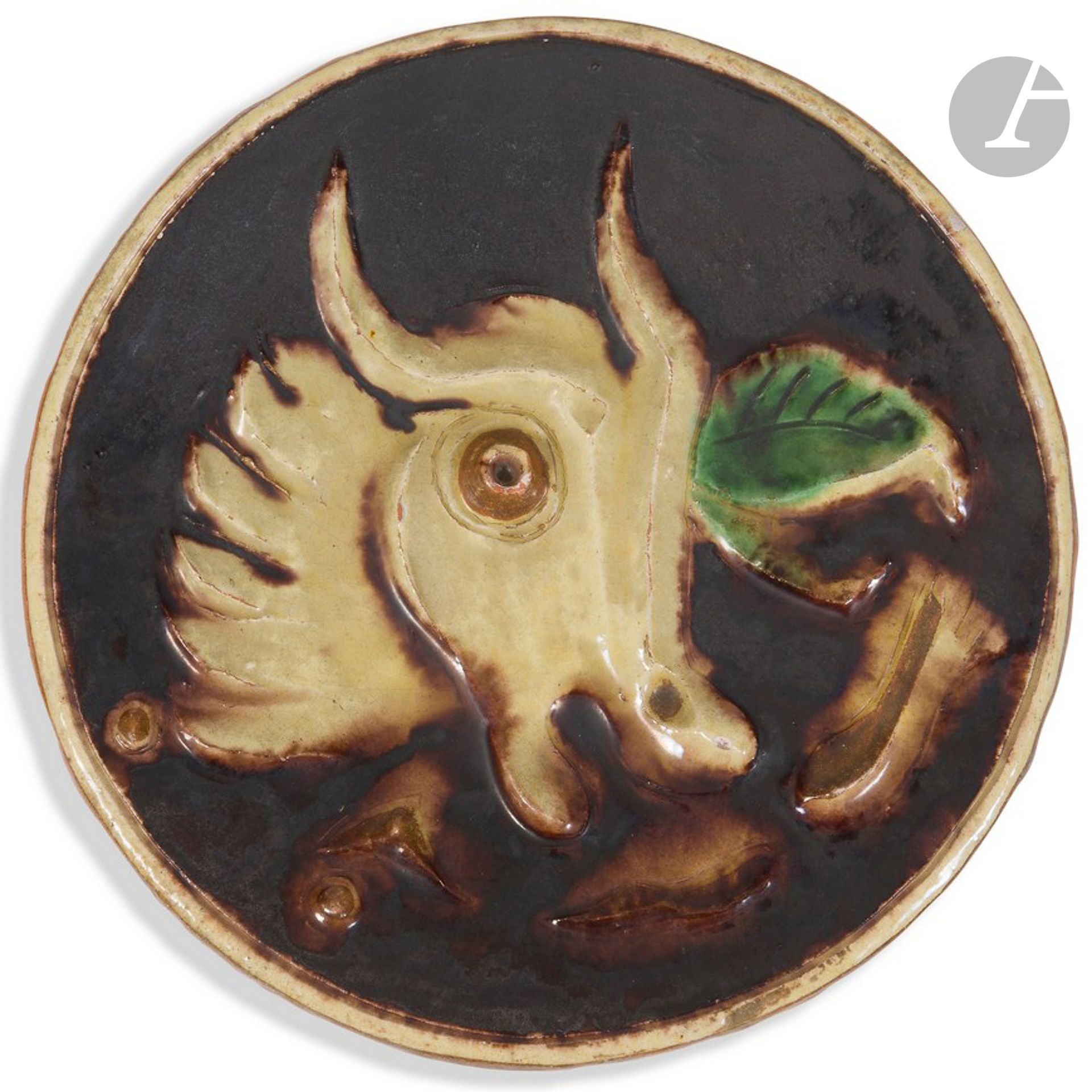Null GIO COLUCCI (1892-1974
)
牛头圆盘，高浮雕装饰。
以釉面陶器的方式在釉面陶瓷中进行证明。
签名为G.C.的单字，背面是帆船。
&hellip;