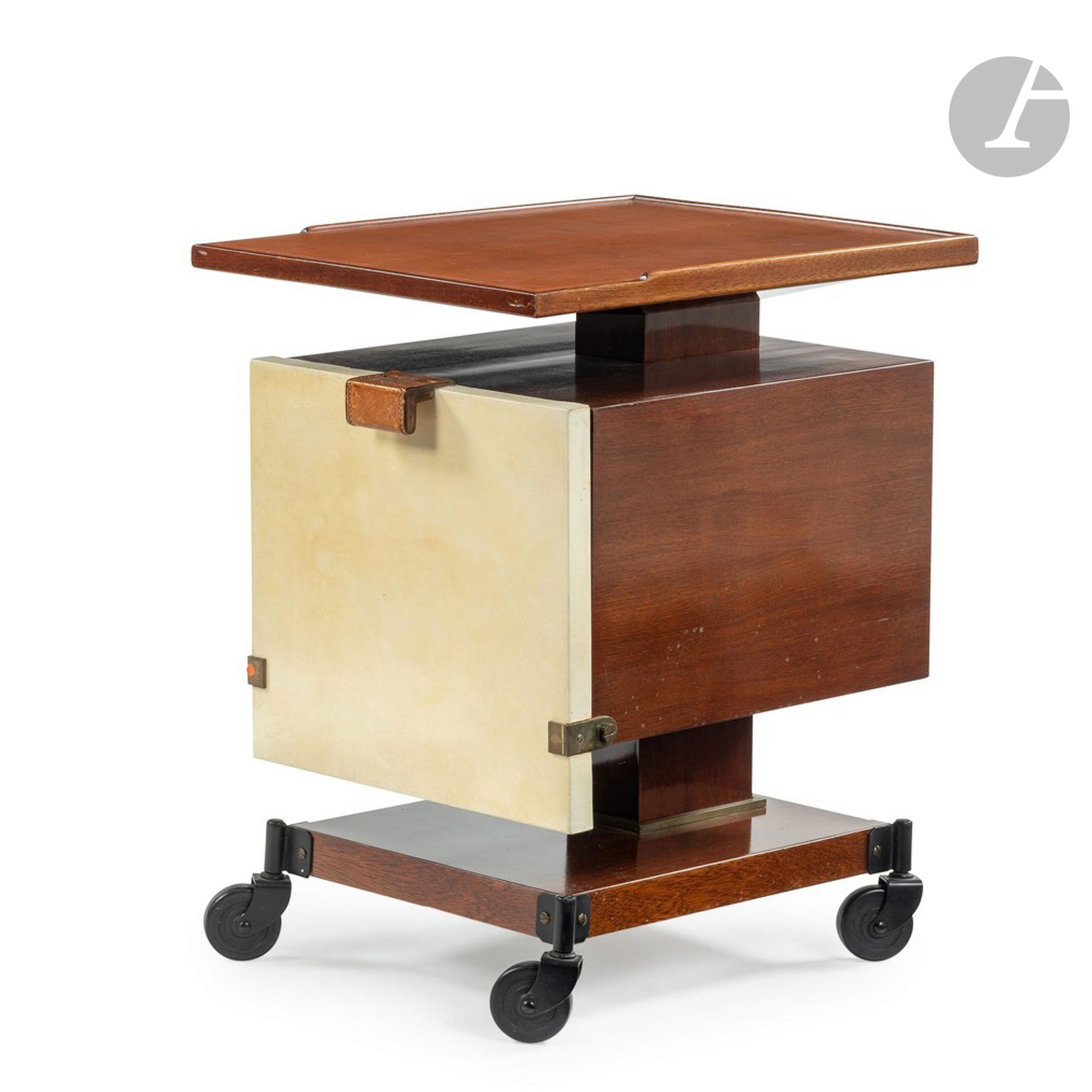 Null 
保罗-杜普雷-拉方(1900-1971)

带脚轮的电话桌或边桌，由桃花心木和桃花心木饰面制成。

柜子打开时，有一个用羊皮纸覆盖的翻盖（重新），有&hellip;
