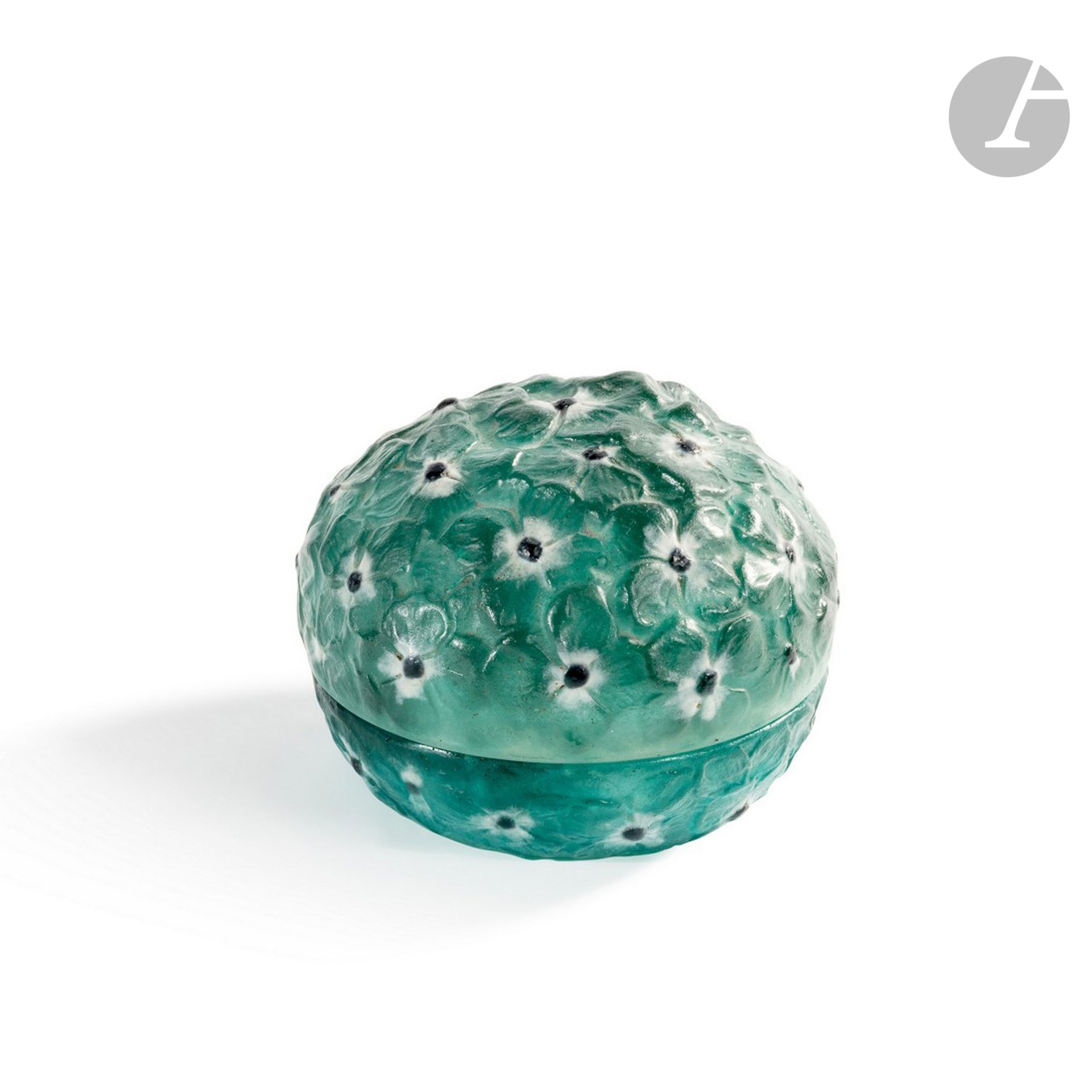 Null 
加布里埃尔-阿尔吉-卢梭(1885-1953) 

绣球花，设计于[1921]的模型

圆形糖果盒；弯曲的盖子。

多色玻璃浆的证明；浮雕的装饰完全&hellip;