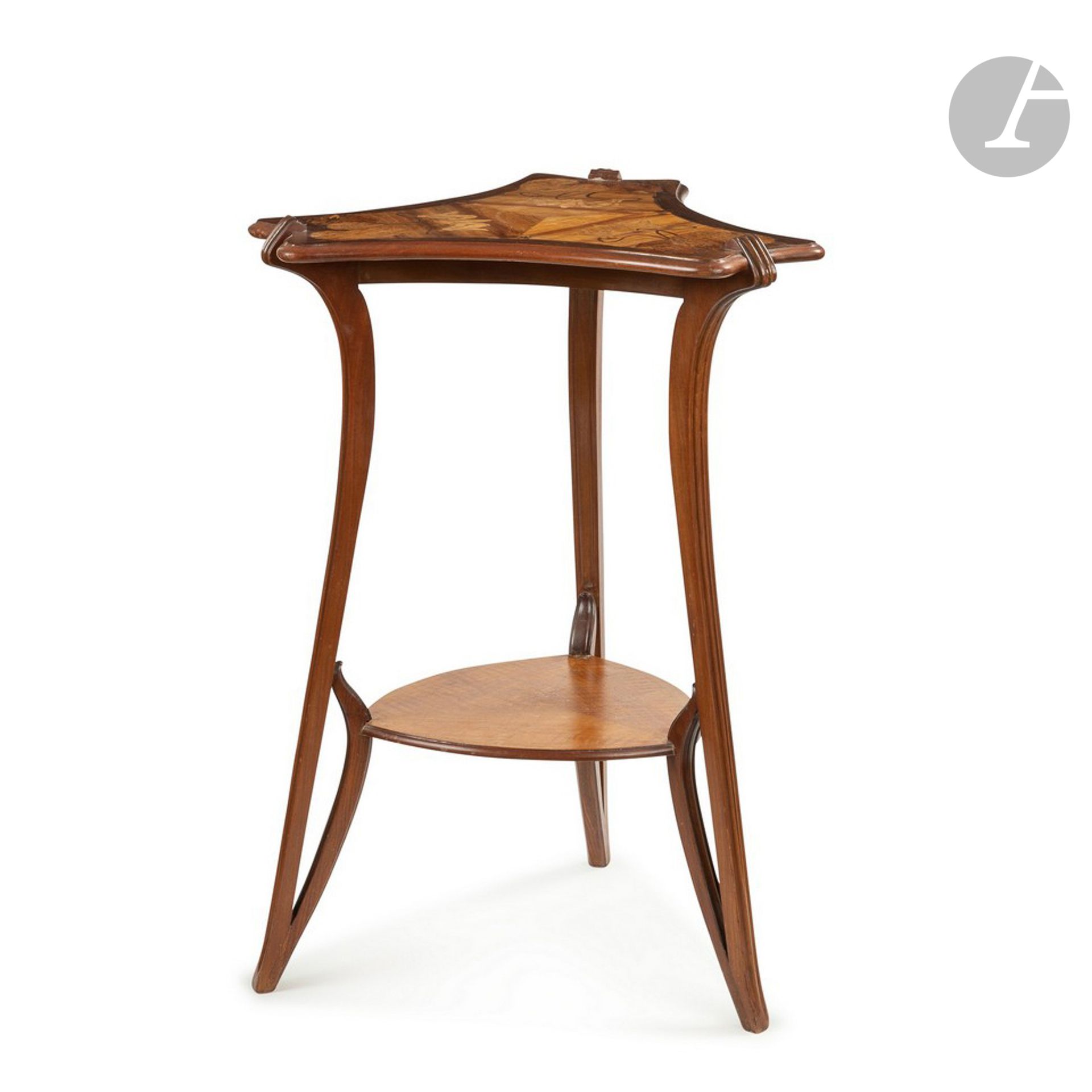 Null 
路易斯-马约雷尔（1859-1926）在南希的作品

环孢菌素

自然主义的边桌，采用罗纹和模制的桃花心木；有一个三角形的裆部顶部和一个切割的顶部。&hellip;