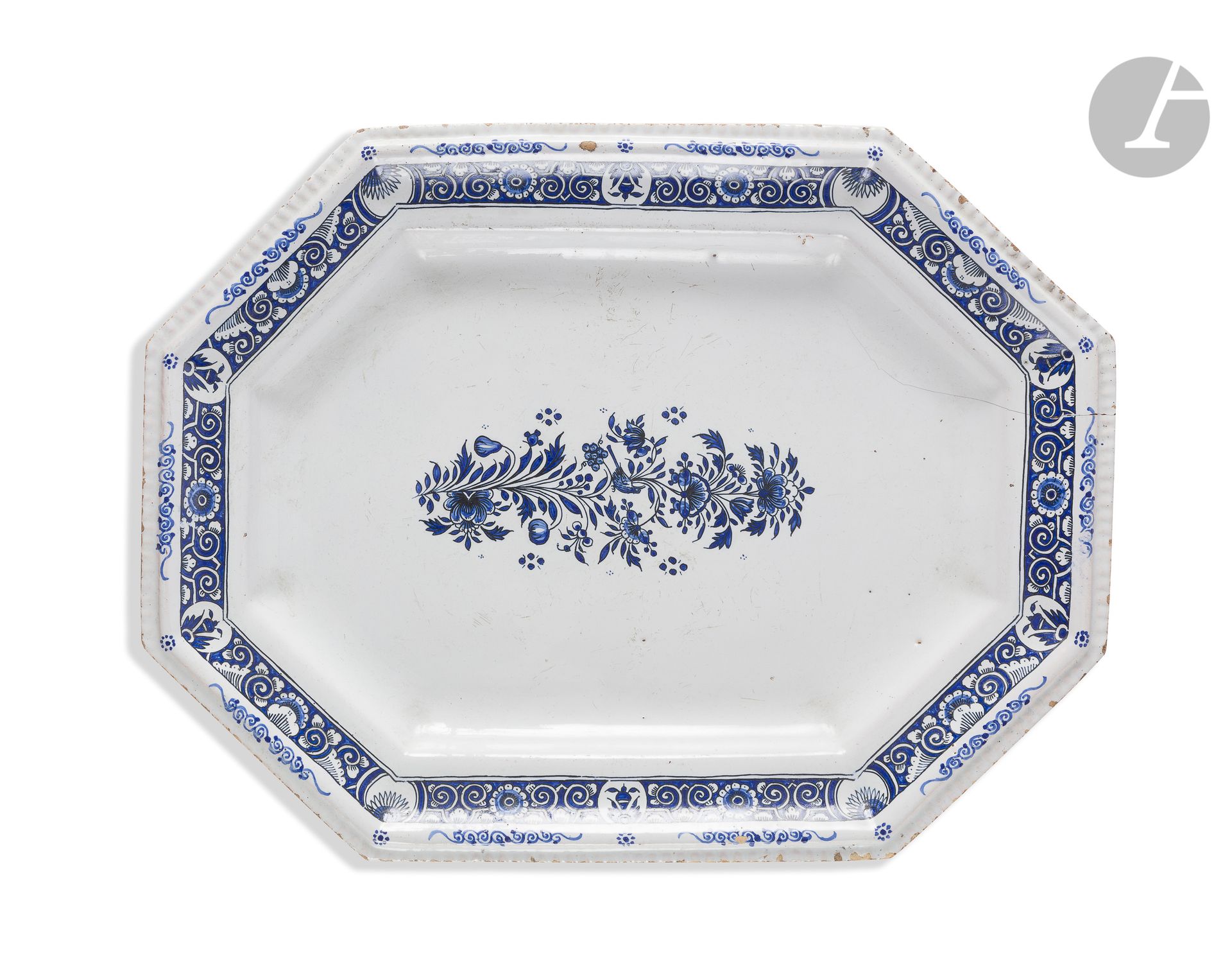 Null 斯特拉斯堡
长方形陶
盘
，中间有蓝色单色装饰的花枝和鸟，边缘有中国风格的辫子
。

标记为：蓝色的 "P"。
18世纪。
长：43厘米A
裂缝。
