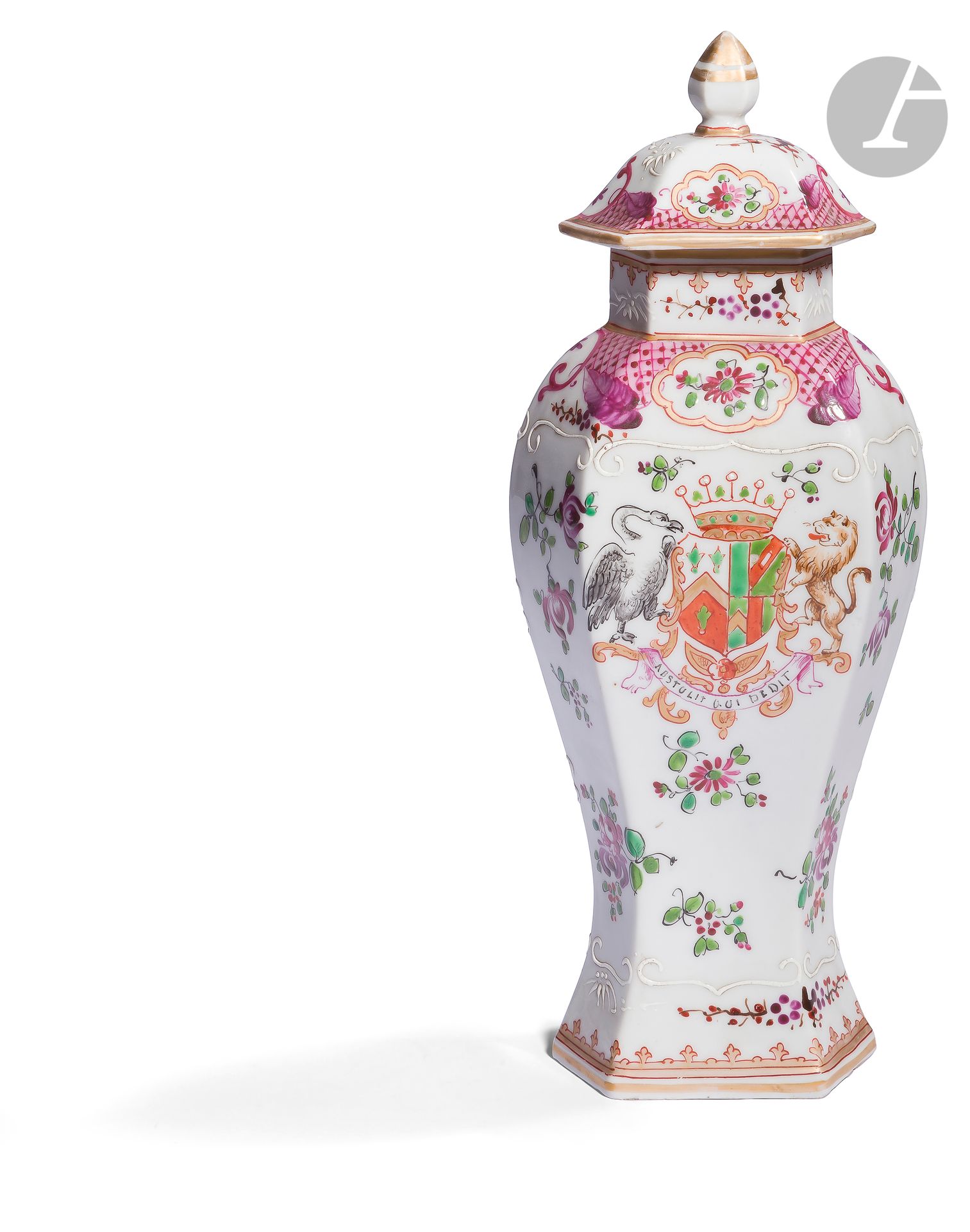 Null 萨姆森一个
有盖的瓷器柱形花瓶，带有粉色系珐琅彩的多色装饰，具有印度公司瓷器的风格，有纹章、花朵和部分粉色底部
。

19世纪。
高：28厘米