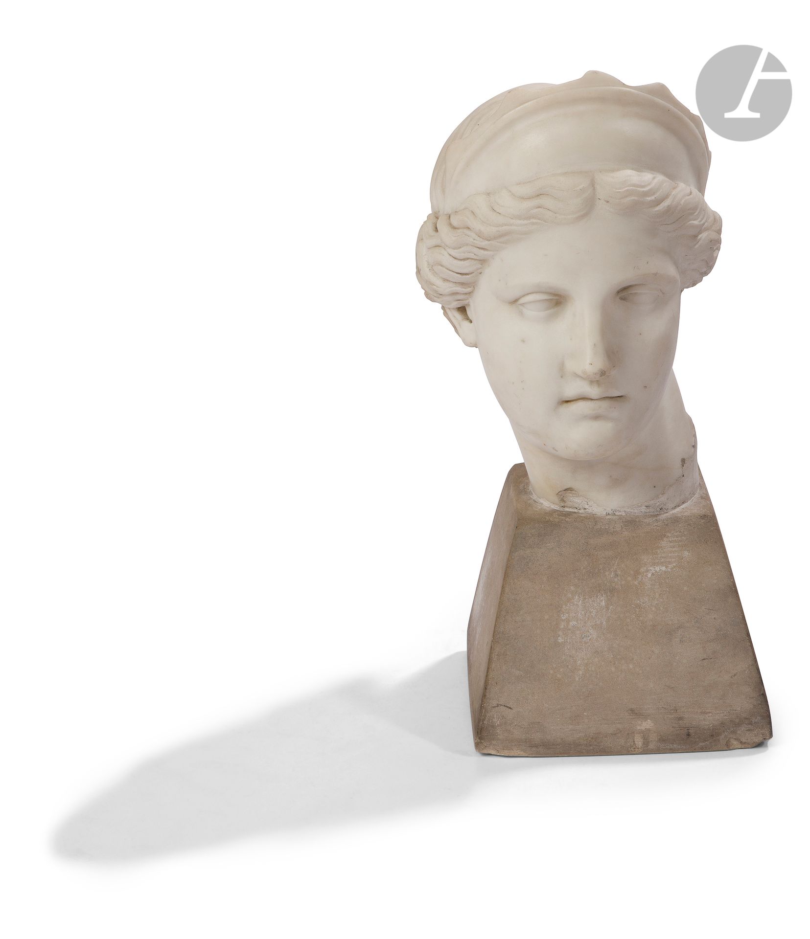 Null 19世纪的法国学校，在古代之后，

利维亚

皇后的头像

白色大理石
头像
在一个带切割面的基座上H
：51厘米，包括基座H：18厘米小
事故。

&hellip;