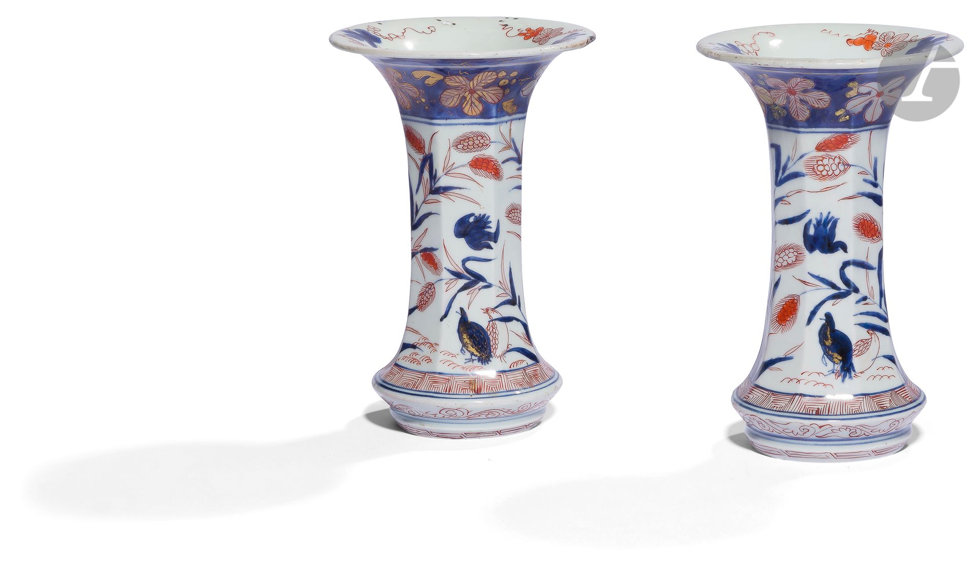 Null GiapponePoppia di
vasi a forma di corno con decorazione Imari blu, rossa e &hellip;
