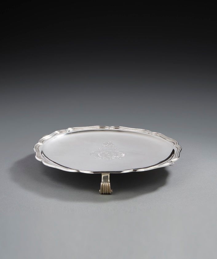 Null 
LILLE 1731 - 1733



圆形多裂纹银质呈盘，模印有鱼片。它靠着三只曲折的脚。镌刻着PETERYNCK-CARDON婚戒的纹章。

&hellip;