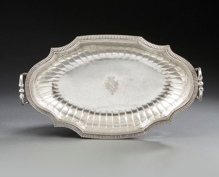 Null CALAIS 1738 - 1748
Grand plat de forme ovale en argent repoussé de côtes, l&hellip;