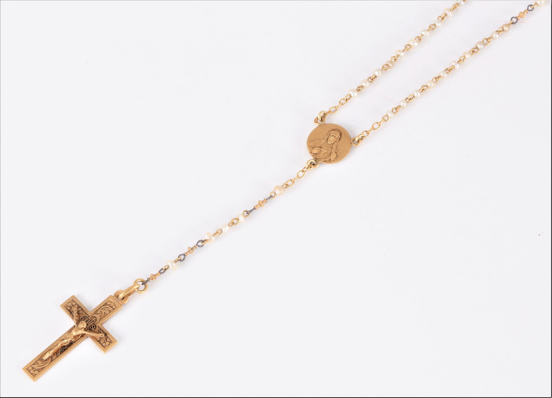 Null Chapelet en or 18K (750) et perles baroques, retenant un pendentif croix en&hellip;