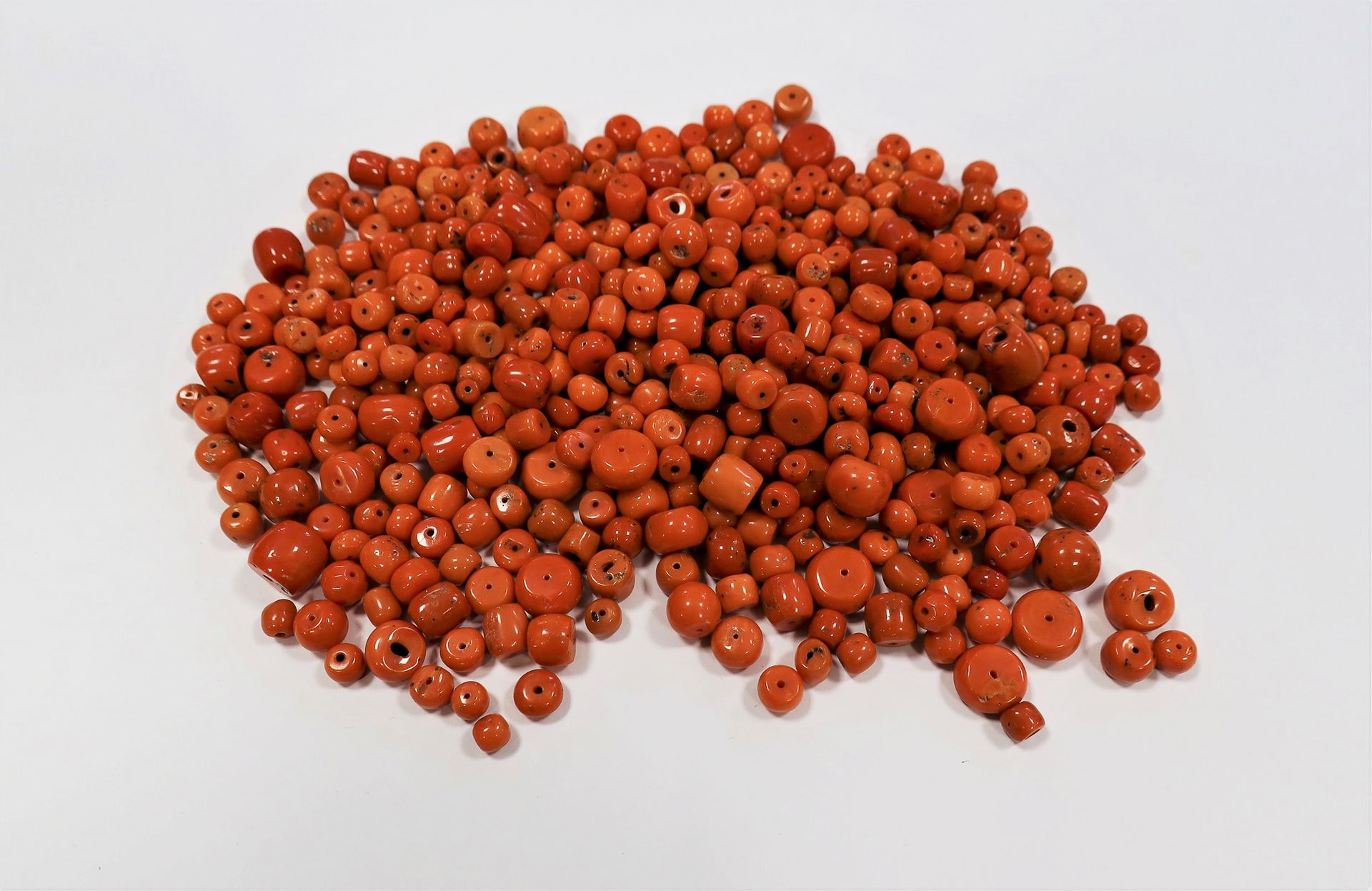 Null *Lot de boules tonneau de corail percé.

Poids : 529 g