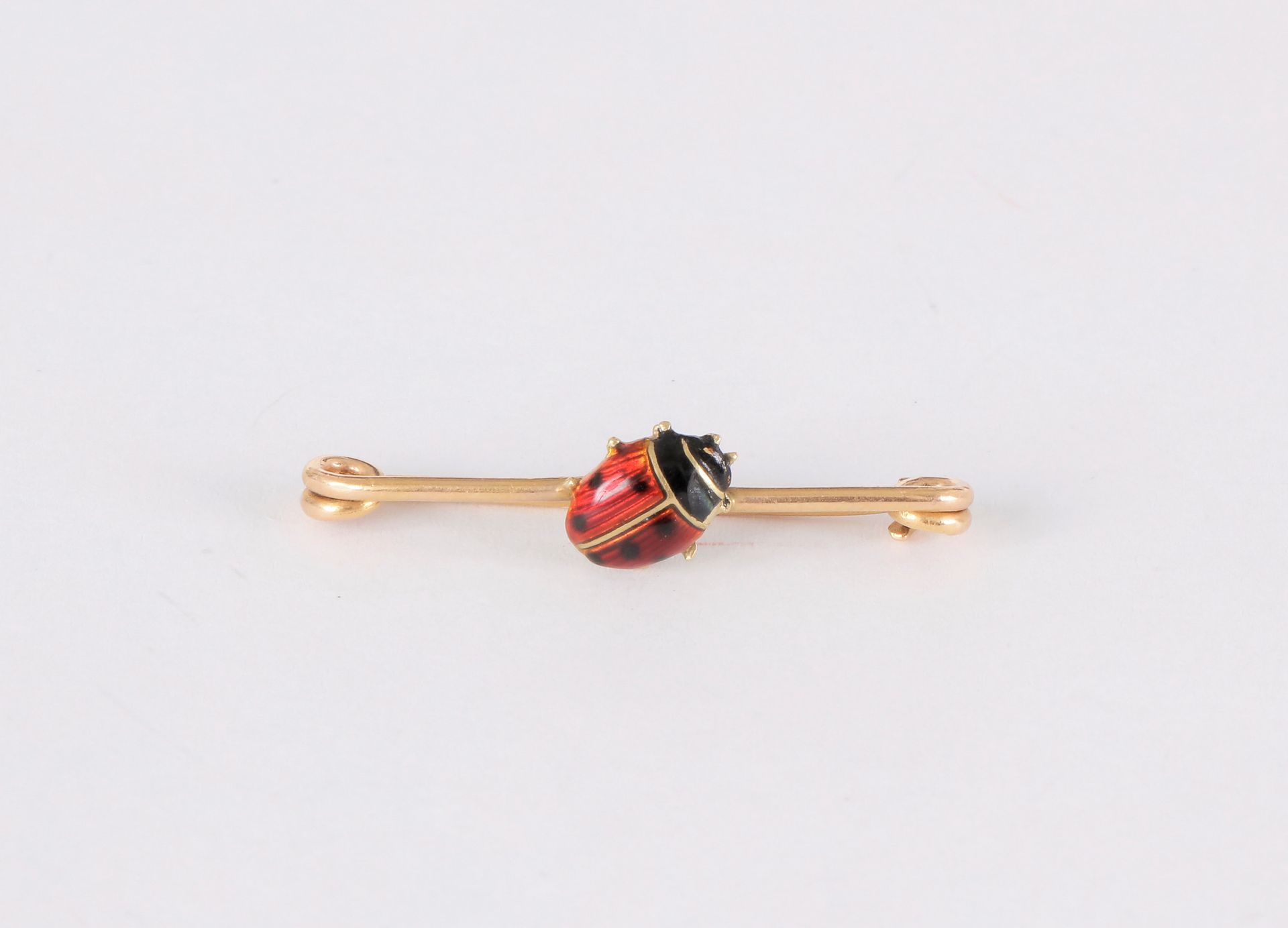 Null Broche en or 18K (750) ornée d’une coccinelle émaillée.

Poids brut : 1,1 g&hellip;