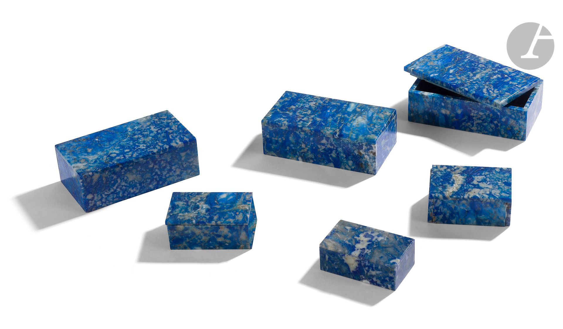 Null Ensemble de 6 petits coffrets en lapis-lazuli.
Longueur : 11 cm - Largeur :&hellip;