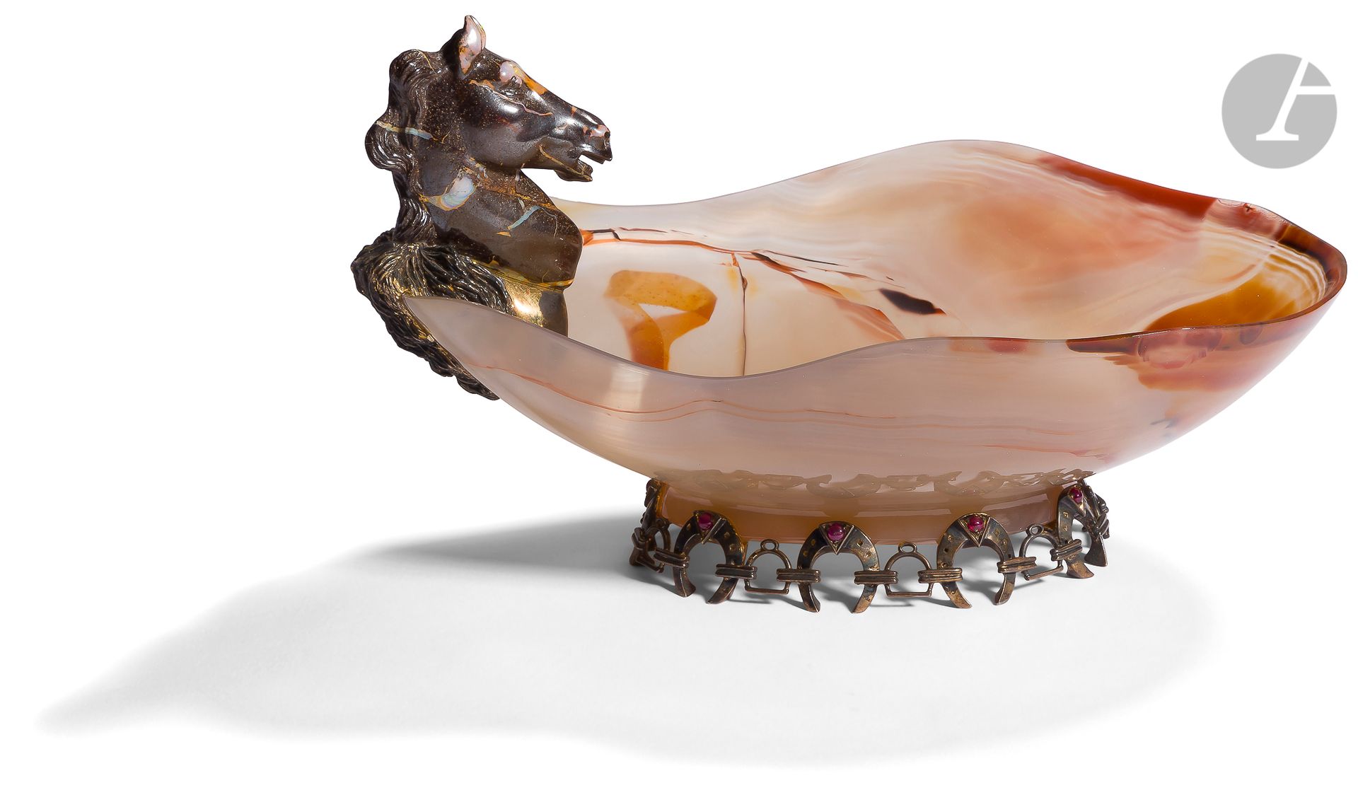 Null Coupe en agate jaspée de forme libre à monture en vermeil et opale figurant&hellip;
