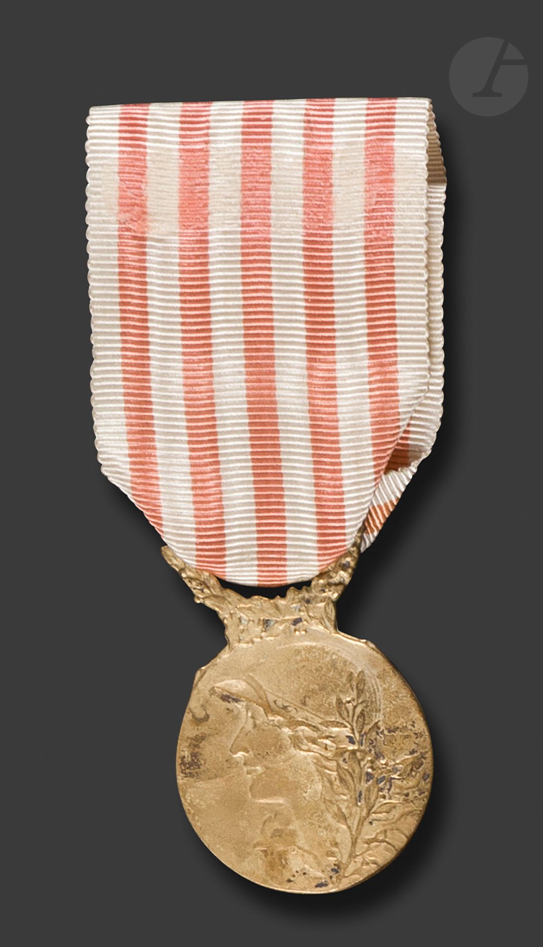 Null 法国
1914-1918年纪念章。
罕见的查尔斯模型，青铜质地（有旧的镀银痕迹），有叶子的贝利耶尔。丝带。
46 x 29 mm
T.T.B



.