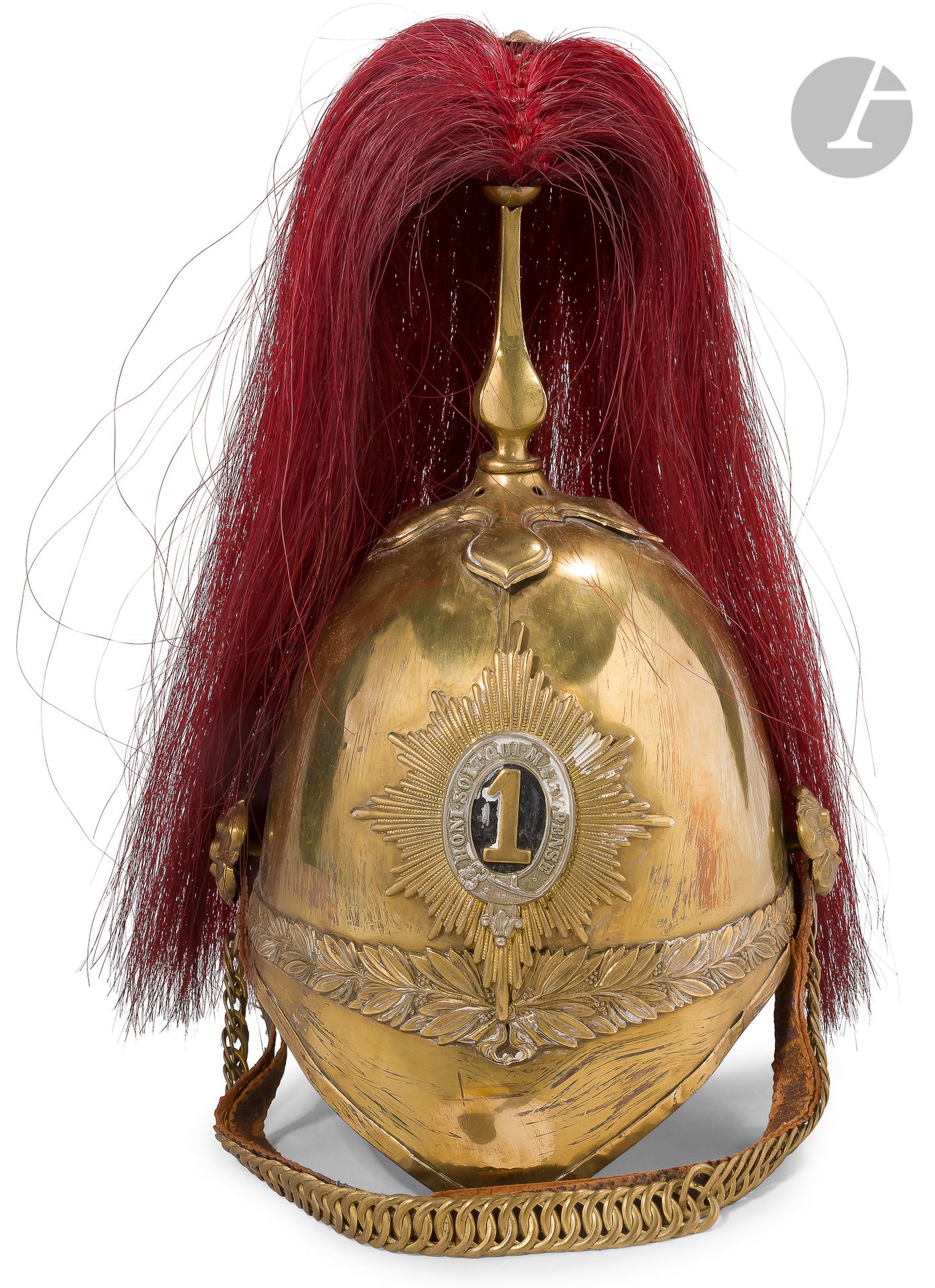 Null 英国 "第一龙骑兵 "的头盔，型号为1880年
。鳞次栉比的颏带。带有数字 "1 "的牌子，老板在花中。炸弹上面有一个长有红毛的点。内有皮帽。
B.E&hellip;
