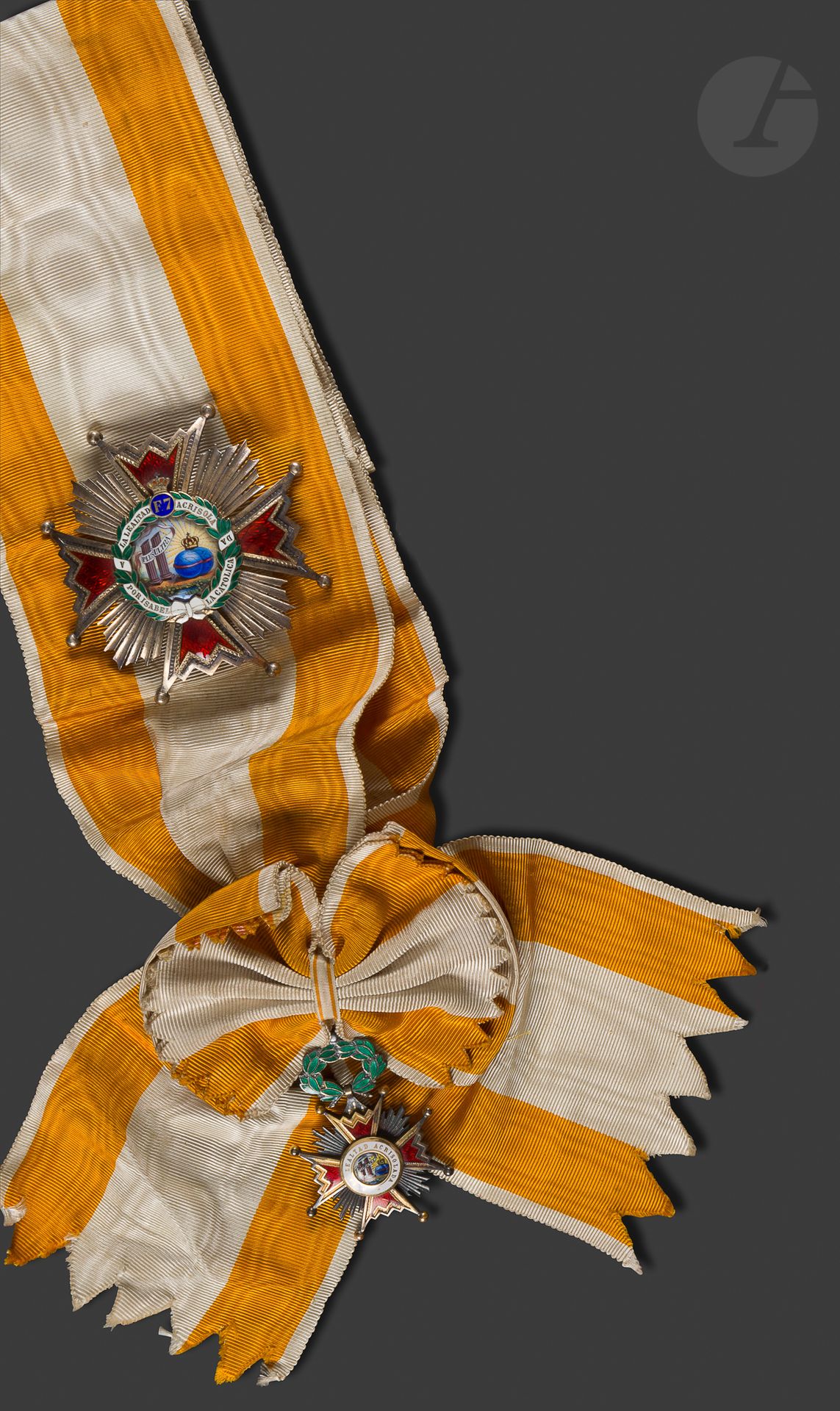 Null 西班牙
天主教伊莎贝尔骑士团
博德穆兰将军的一套大十字勋章，包括..

....。
 
 
 - 银质、镀金和珐琅大十字珠宝。珐琅彩的黄金中心。
65&hellip;
