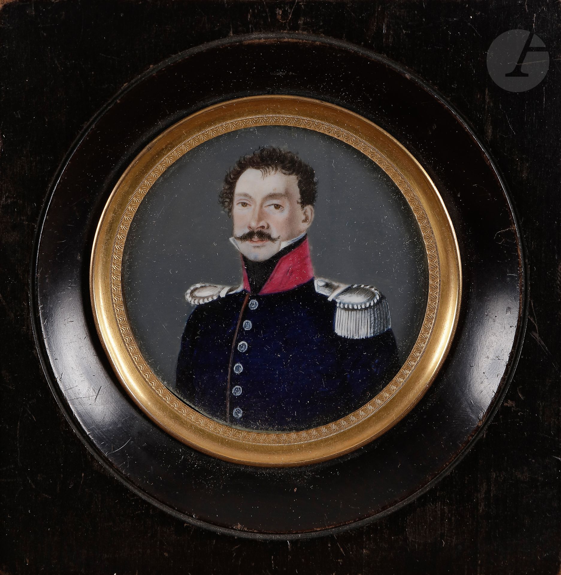 Null 19世纪初的法国学校。
一个骑兵军官的肖像，大约在
1820-1830年在象牙上的圆形
微型画
，用鎏金黄铜圈起来，在玻璃下
。
 
直径：6.5
厘&hellip;