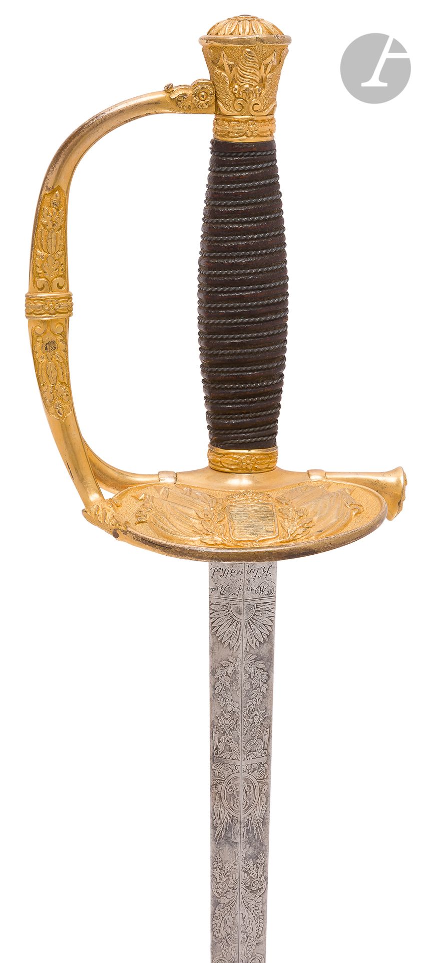 Null 1817年的高级军官佩剑，带有追击装置，在七月君主制下进行了修改。
手柄上覆盖着银色的丝状懊恼。鍍金和鏤空的黃銅鑲嵌，單枝的護欄有橡樹葉裝飾。键盘上有&hellip;