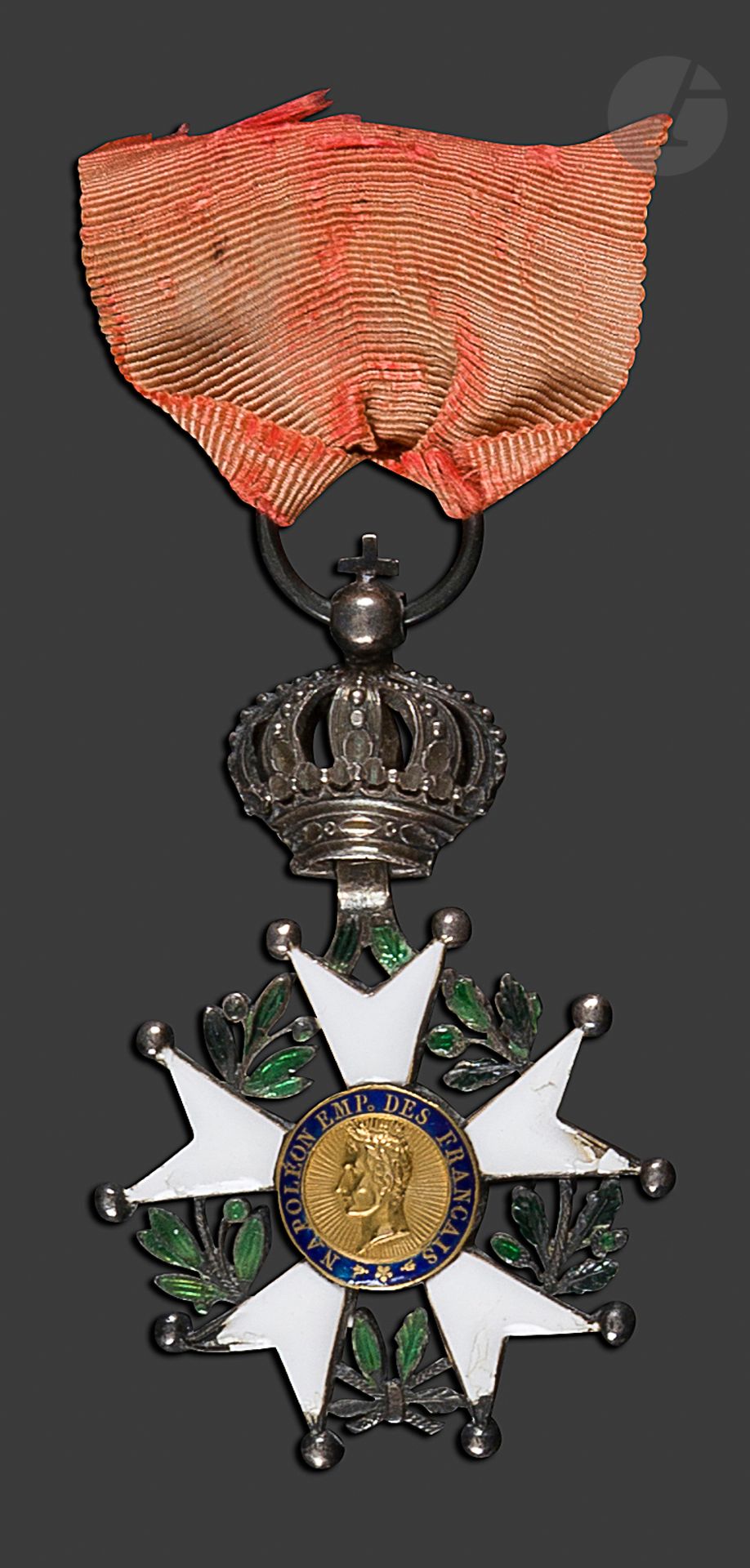 Null 法国
荣誉
军团
勋章
第四型骑士星。
银质和珐琅质（有缺口，一个球被打破）。中心为珐琅彩金。
戒指上有独眼巨人的横梁（1809-1819）。这一时期&hellip;