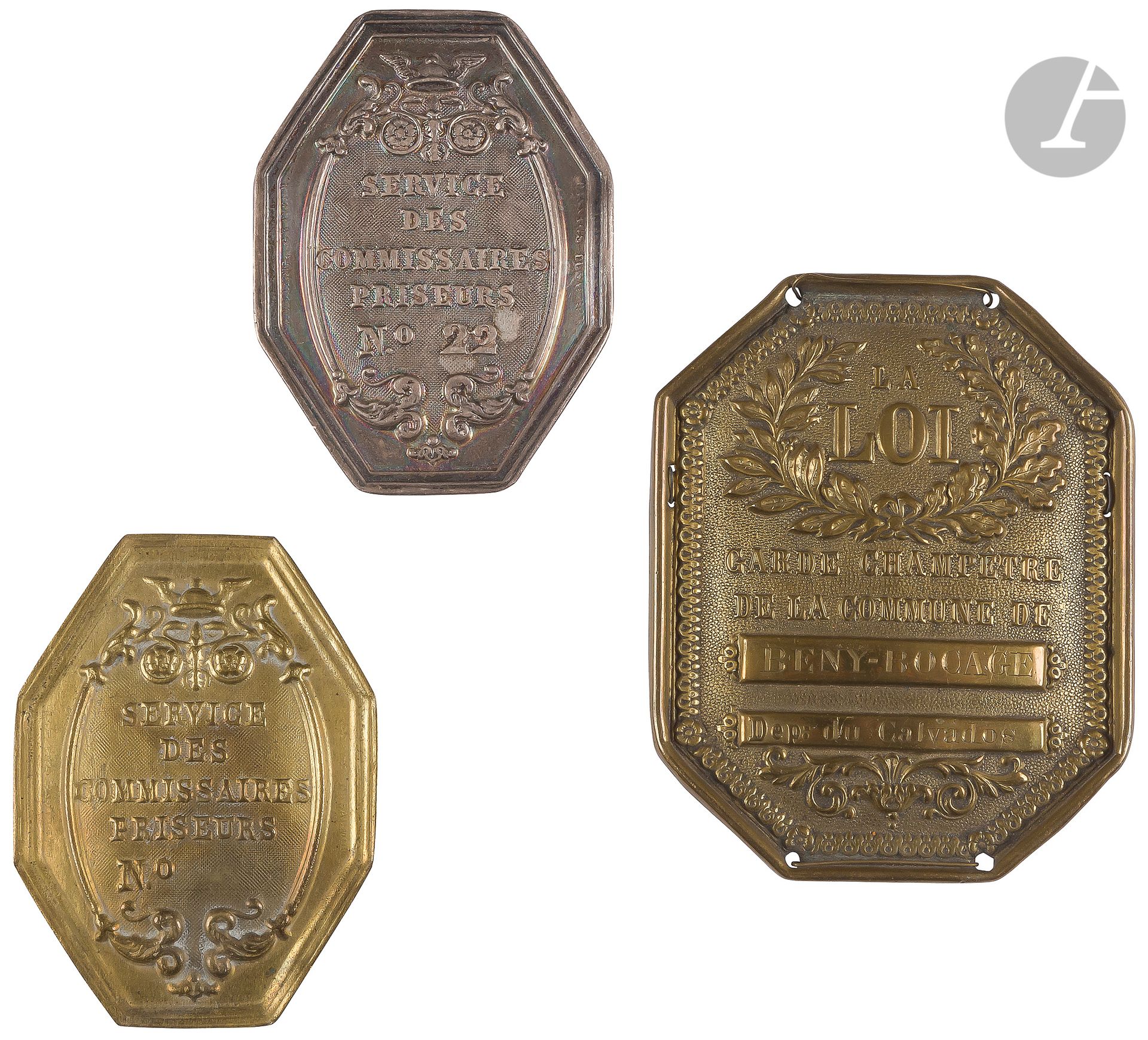 Null Three plaques: 
- Two auctioneers' service plaques. One in brass, blank. On&hellip;
