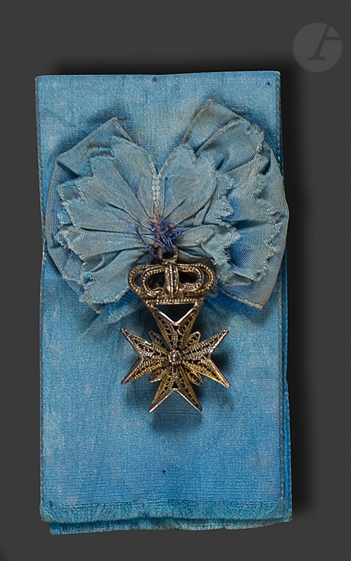 Null 马耳他骑士团：
银色花边皇冠下的美丽马耳他十字架。
 
26 x 22 mm - 毛重：3,4 gT
.

T.

B. 19

世纪

早期

。