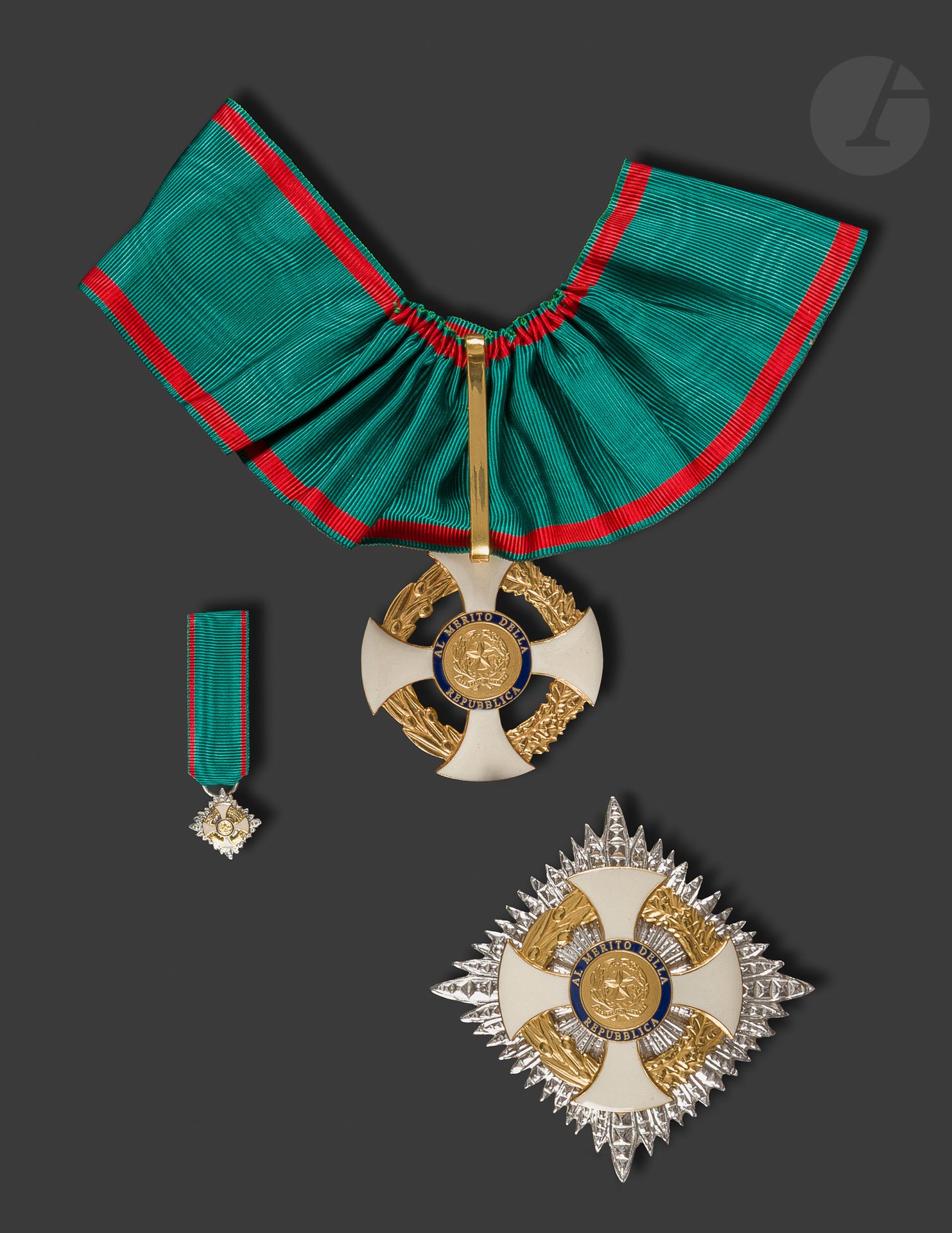 Null 
意大利共和国荣誉勋章
银质、镀金和珐琅质的大军官套装（2001年后的徽章），包括。 
 - 银色、金色和珐琅色的指挥官十字架。 
 - 银、银鎏金和&hellip;