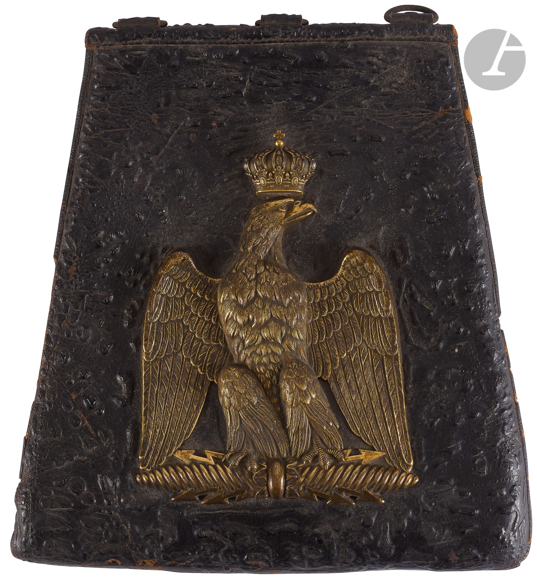 Null 轻骑兵军官的军帽。
黑色皮革。黄铜冠下的老鹰图案。
按原样。第二帝国时期。