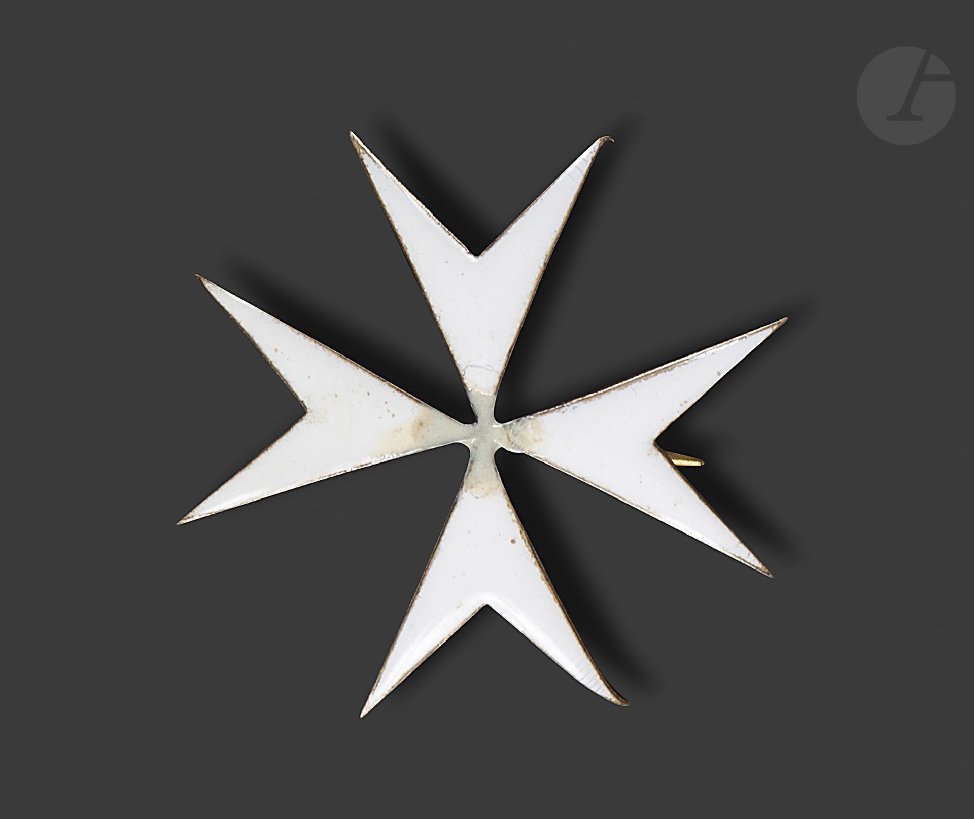 Null RUSSIAN 
Maltese cross in white enamelled vermeil (chips and restorations i&hellip;