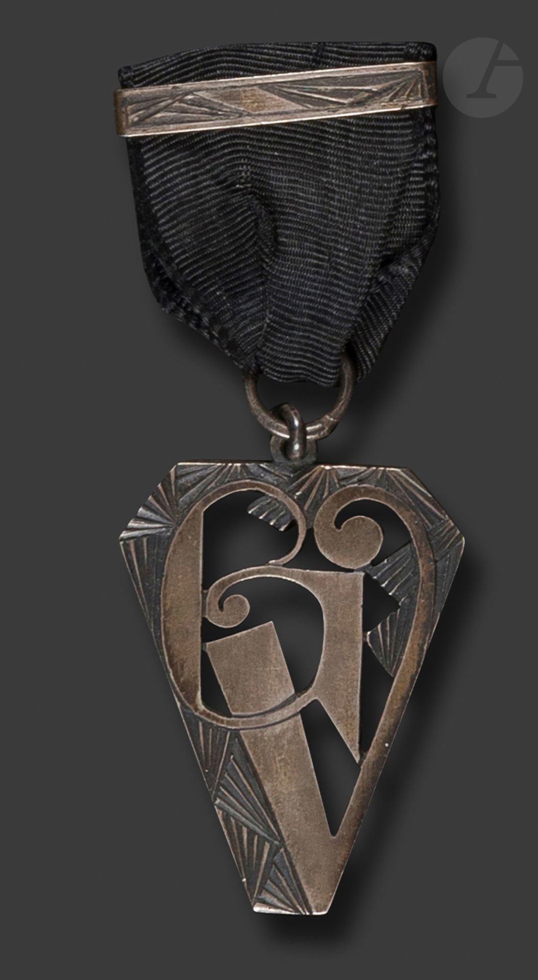 Null 法国。阿里斯蒂德-科洛特（1885-1959
）银质奖章，刻有 "GV "交错的单字
。
普通的背面签名为 "COLOTTE"，
黑色摩尔丝带，银色搭&hellip;